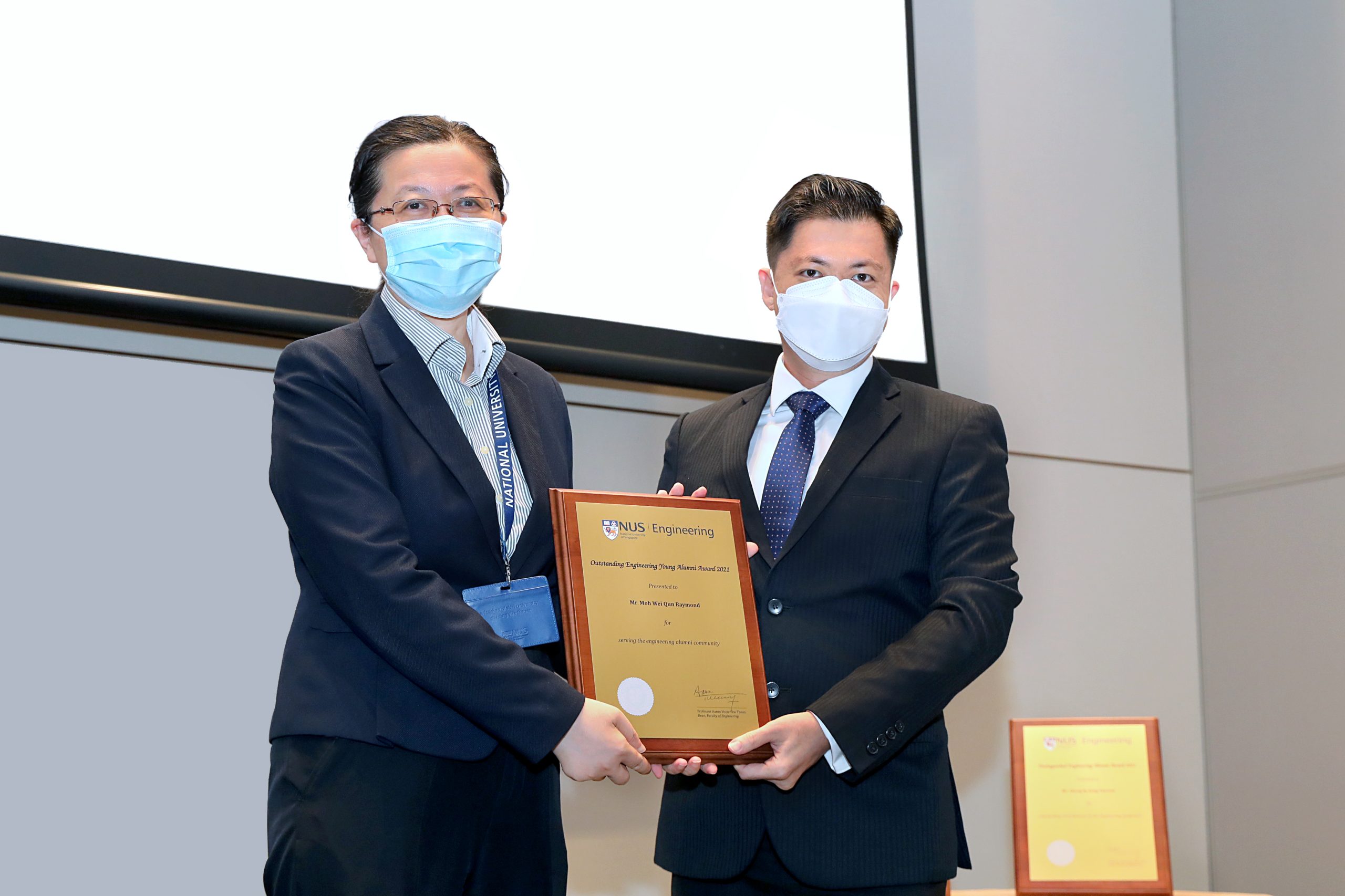 Mr Moh Wei Qun Raymond receiving the Outstanding Engineering Young Alumni Award from Professor Liu Bin, Head of Department of Chemical and Biomolecular Engineering
