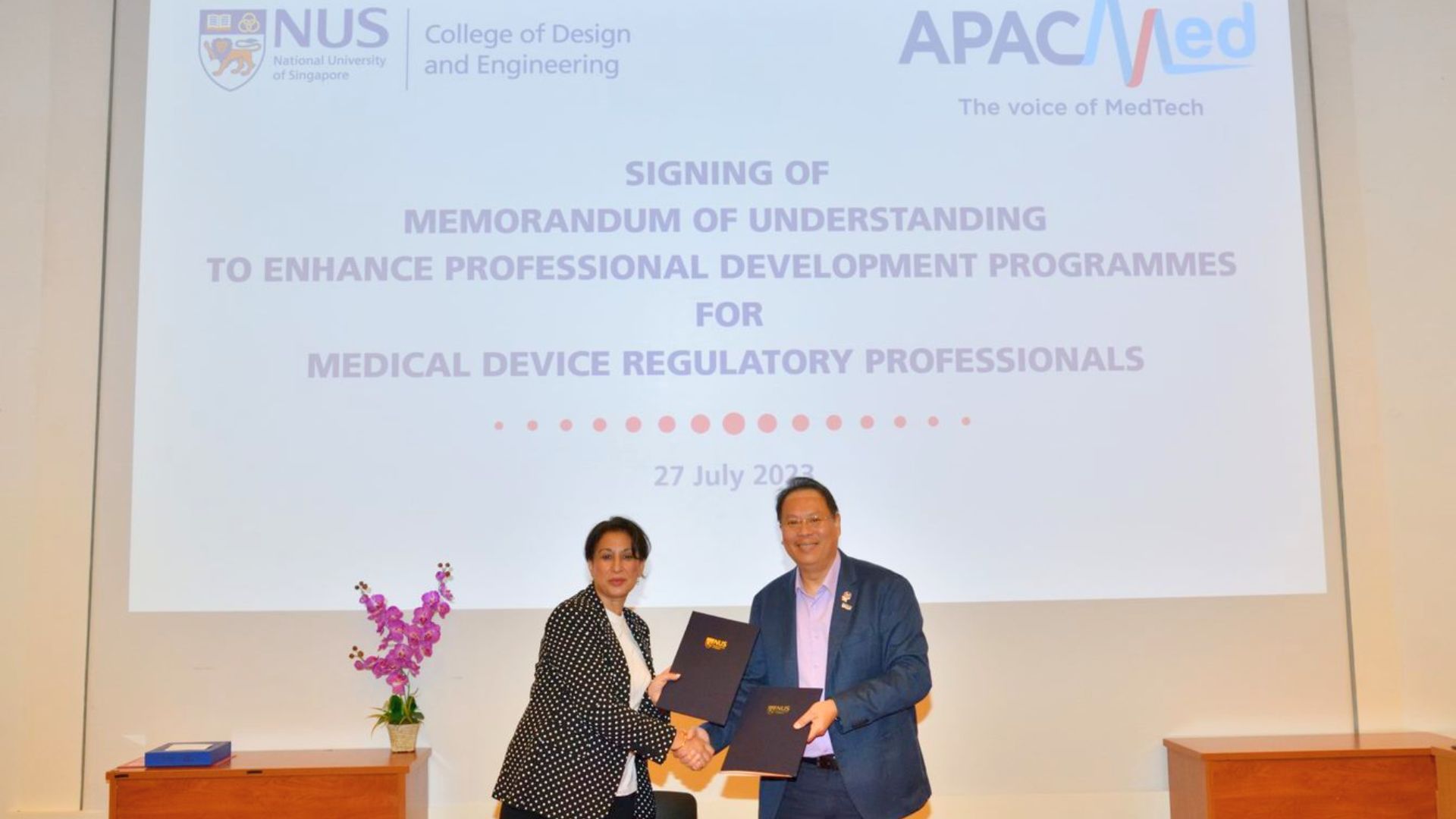 Ms Harjit Gill (CEO APACMed) and Professor Teo Kie Leong (Acting Dean CDE) at the signing of the MOU