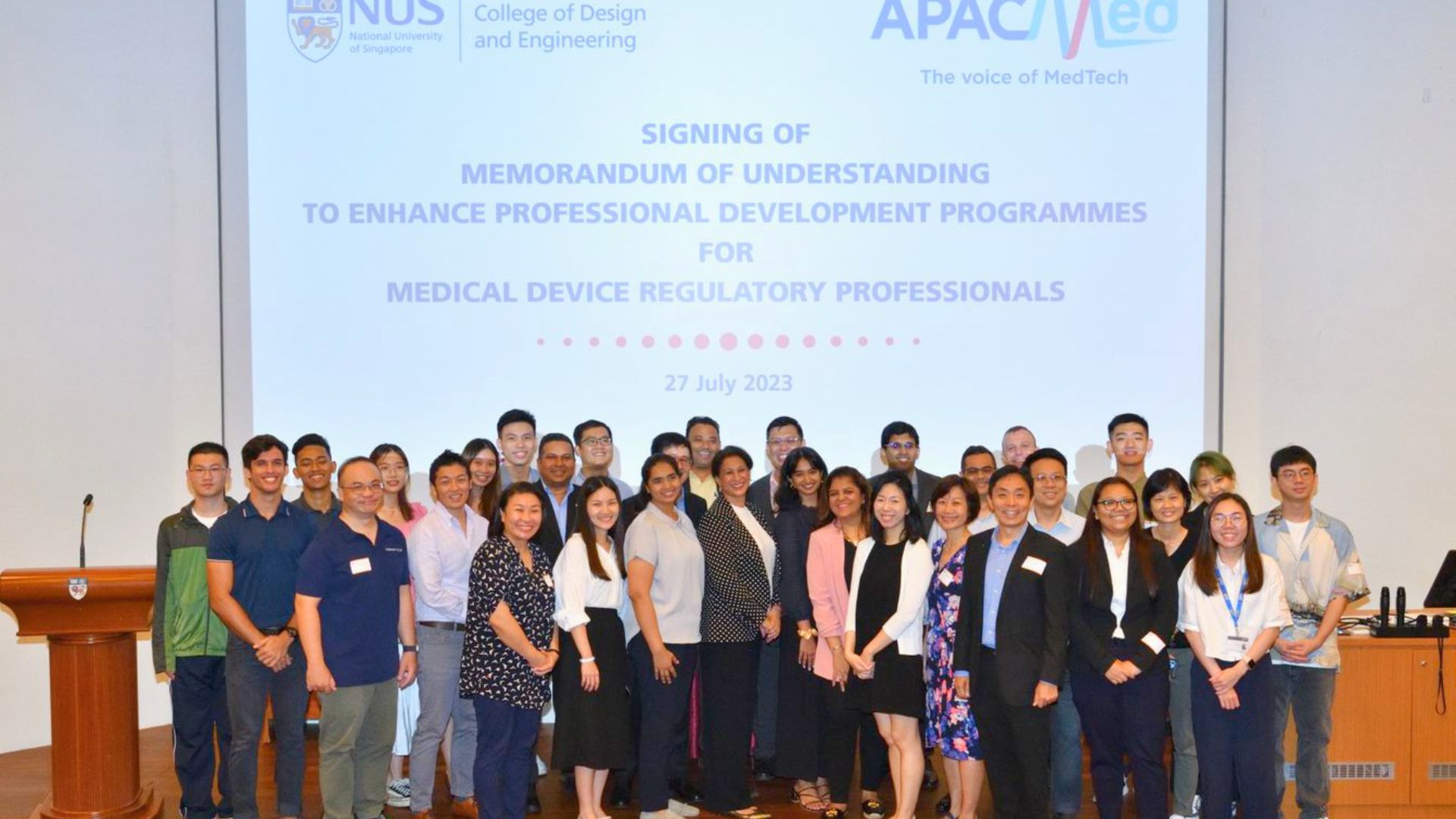 Faculty, APACMed members and NUS alums from the programme Graduate Certificate in Medical Devices Regulatory Affairs witnessed the signing and attended the industry seminar – the first official collaboration between NUS BME and APACMed  