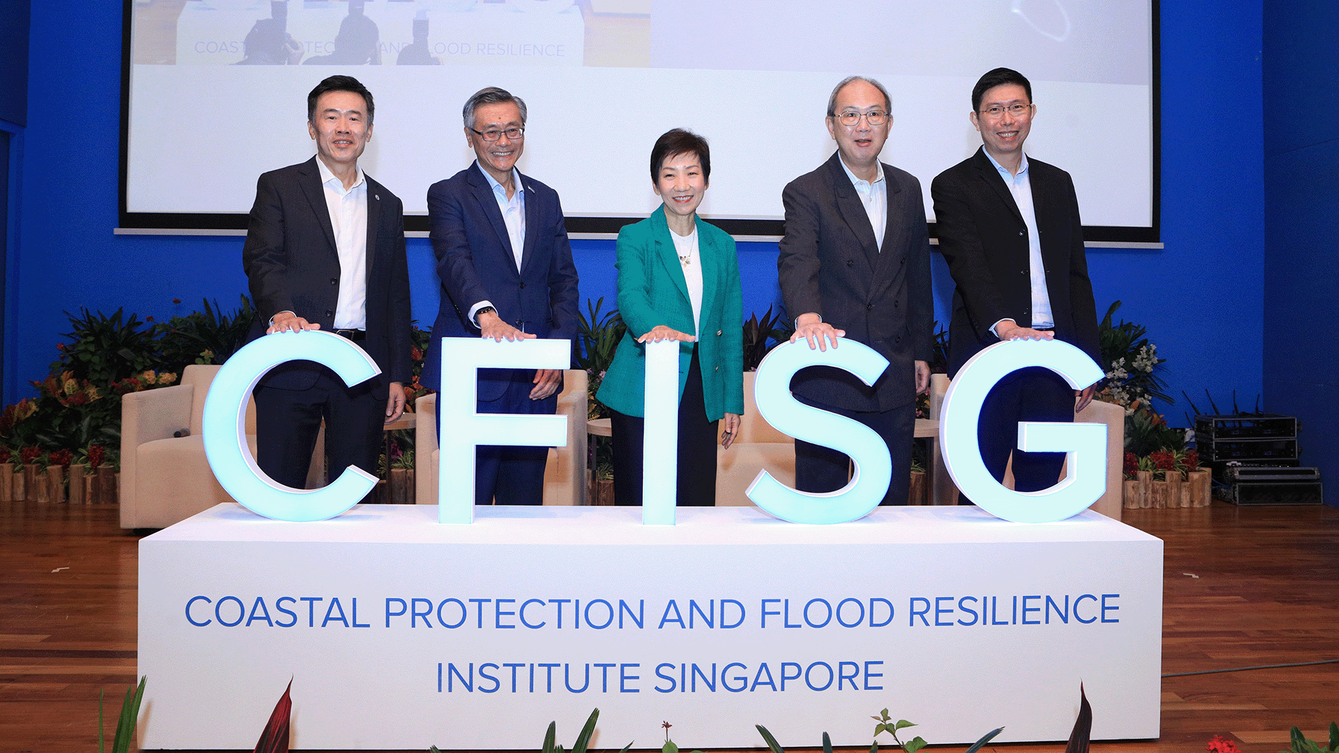 The formal launch of the new Centre of Excellence: left to right, Prof Richard Liew, Executive Director CFI Singapore; Professor Tan Eng Chye, NUS President; Grace Fu, Minister for Sustainability and the Environment; Chiang Chie Foo, Chairman PUB; Goh Si Hoi, Chief Executive PUB.