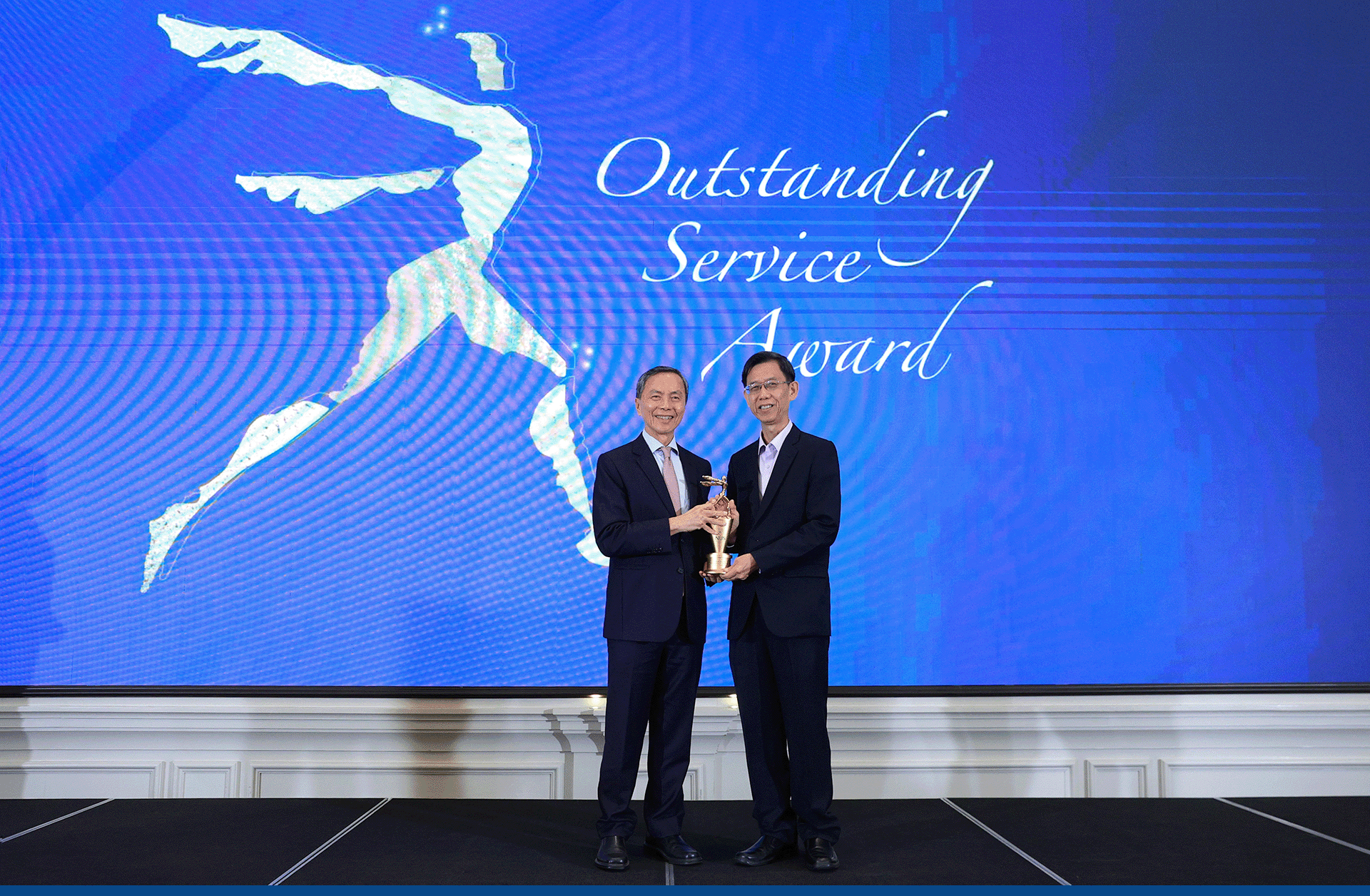 Mr Quek Gim Pew (right) pictured at the award ceremony with NUS Chairman Mr Hsieh Fu Hua.