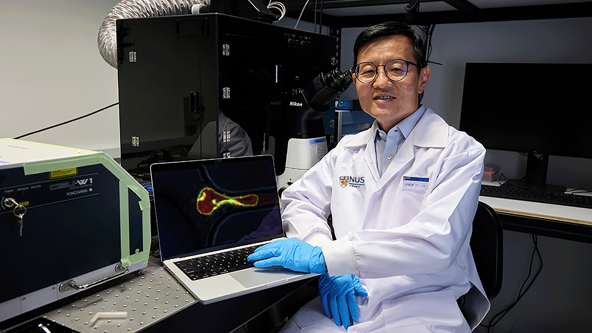 Prof Lim Chwee Teck showing an image of a ‘mechano-resilient’ cancer cell undergoing extensive deformation as the cell is squeezed through a narrow channel.