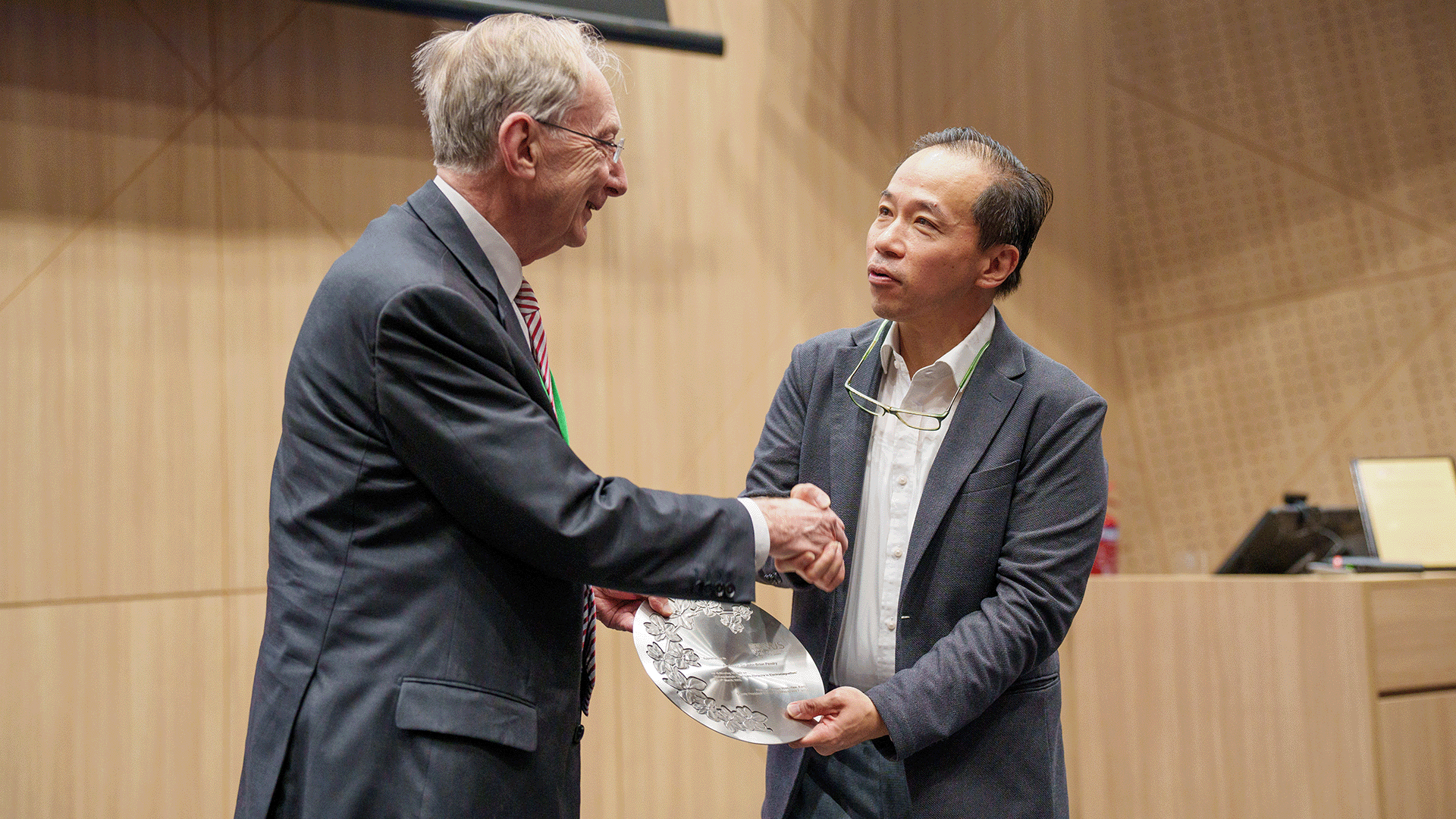 Prof Pendry receiving a token of appreciation from NUS Deputy President (Academic Affairs) and Provost, Prof Aaron Thean.