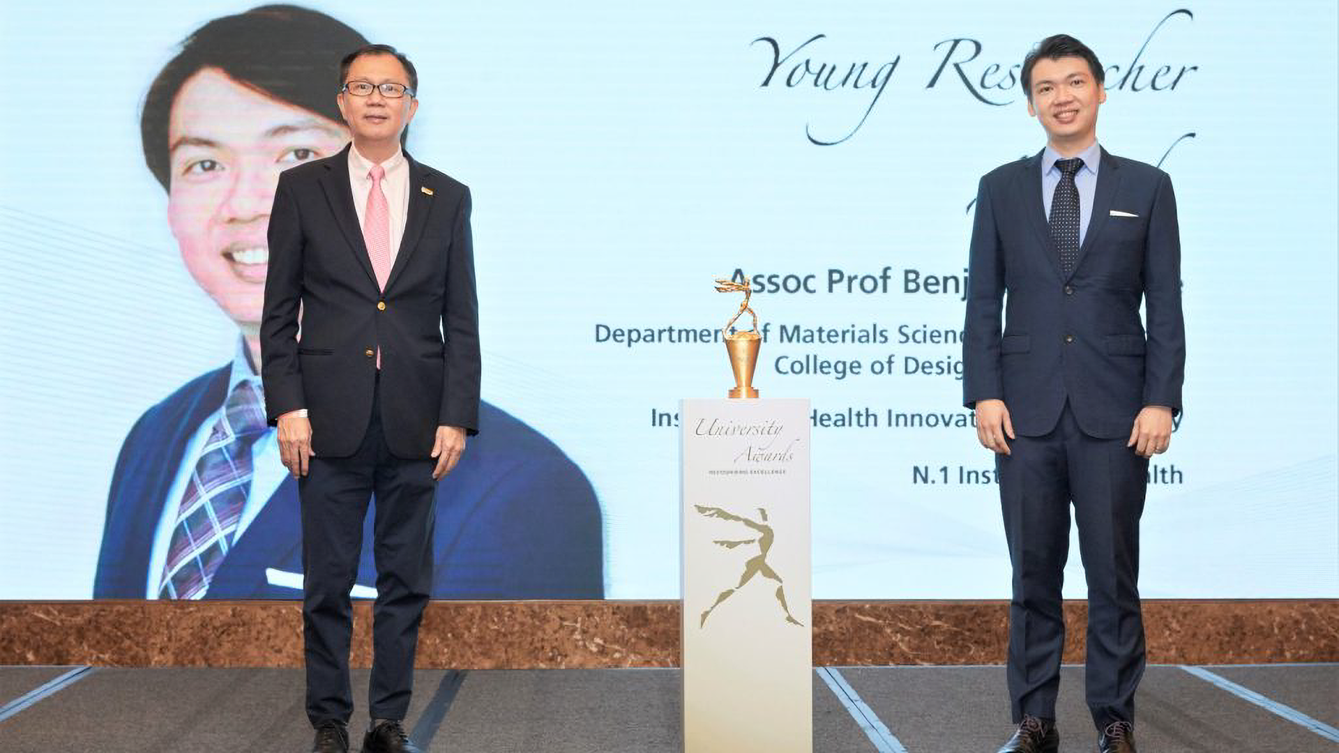 Assoc Prof Tee was presented with the NUS Young Researcher Award in 2022.