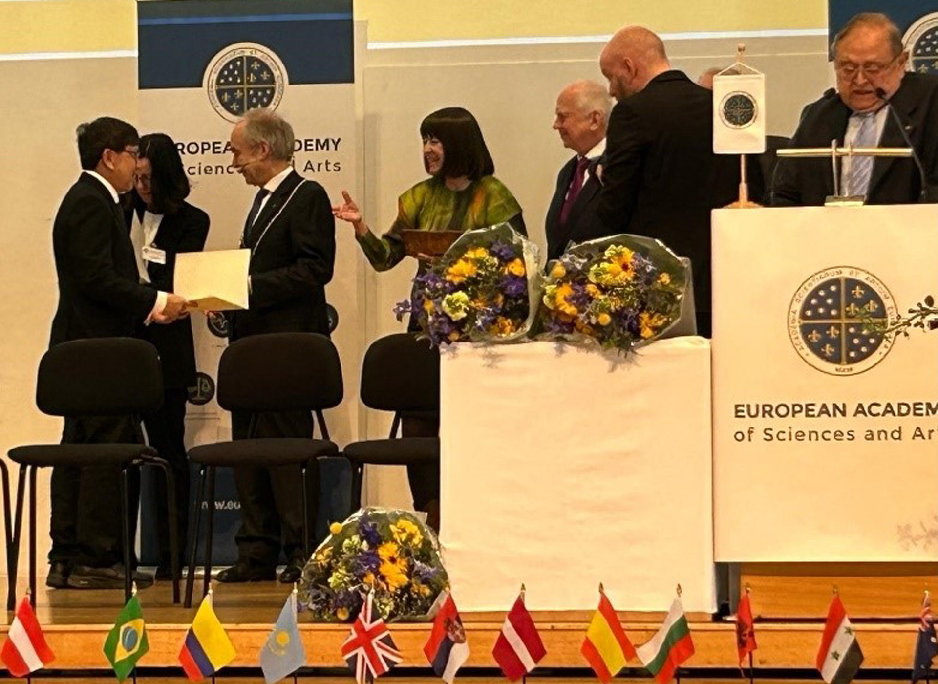 Adj Prof Wang receiving his membership certificate from EASA President Klaus Mainzer.