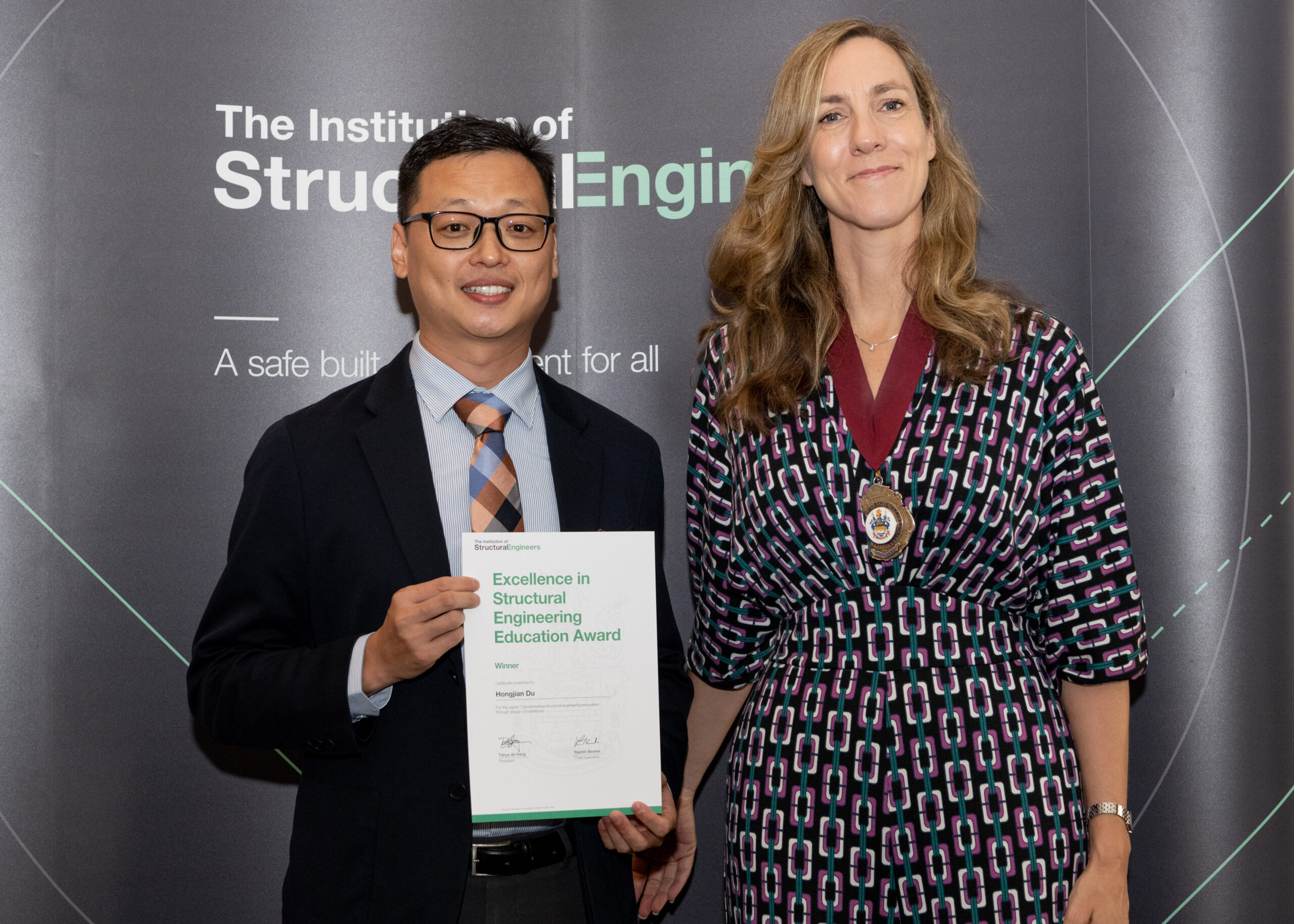 Dr Du Hongjian received his award from President IStructE 2024, Tanya de Hoog.