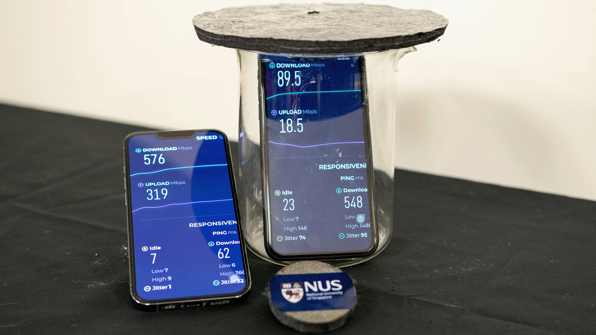 The research team  developed an innovative aerogel that demonstrates an impressive performance of absorbing electromagnetic energy. In this demonstration, the mobile phone shielded by the grey aerogel recorded a significantly slower WiFi speed, indicating the absorption of electromagnetic waves received by the phone.