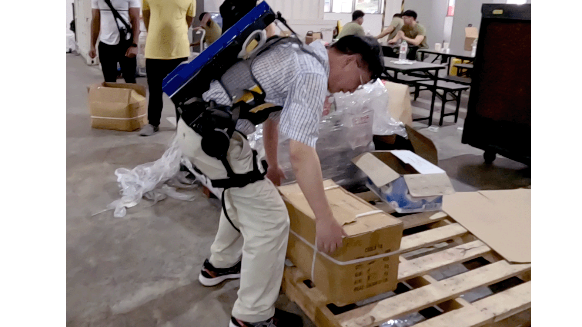 Assoc Prof Yu Haoyong demonstrates use of one of the exoskeleton units.