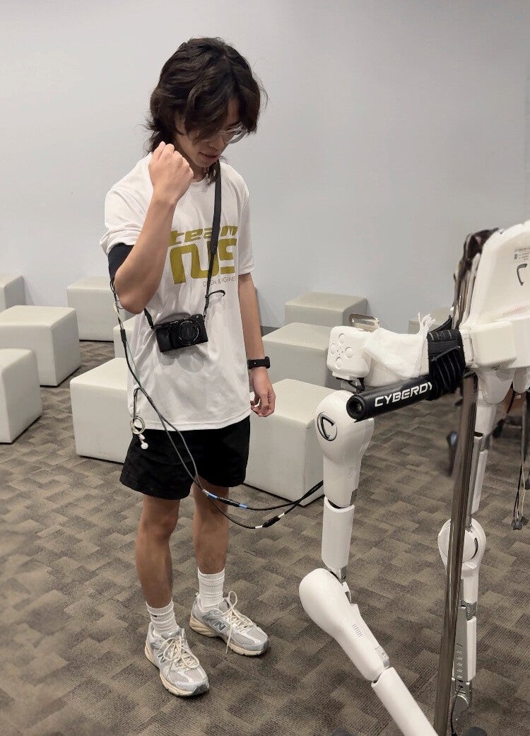 Edited Low Tse Han from Electrical Engineering interacting with the HAL.