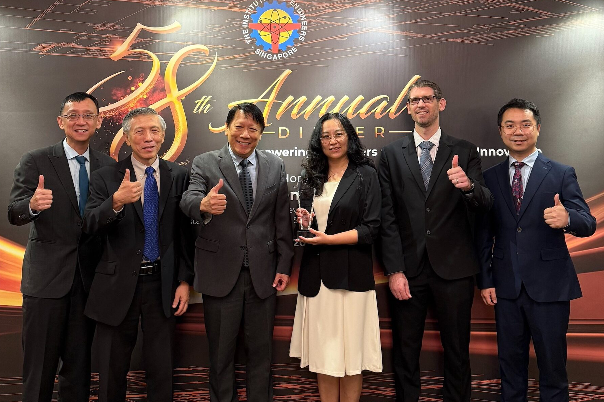 (From left) Mr Lee Wey Lii (Seatrium), Prof Quek Ser Tong, Prof Michael Si (TCOMS/NUS), Dr Zhang Shanli (TCOMS), Dr Michael Perry (Seatrium) and Dr Zhang Chi (TCOMS) received the award at Shangri-la Singapore.