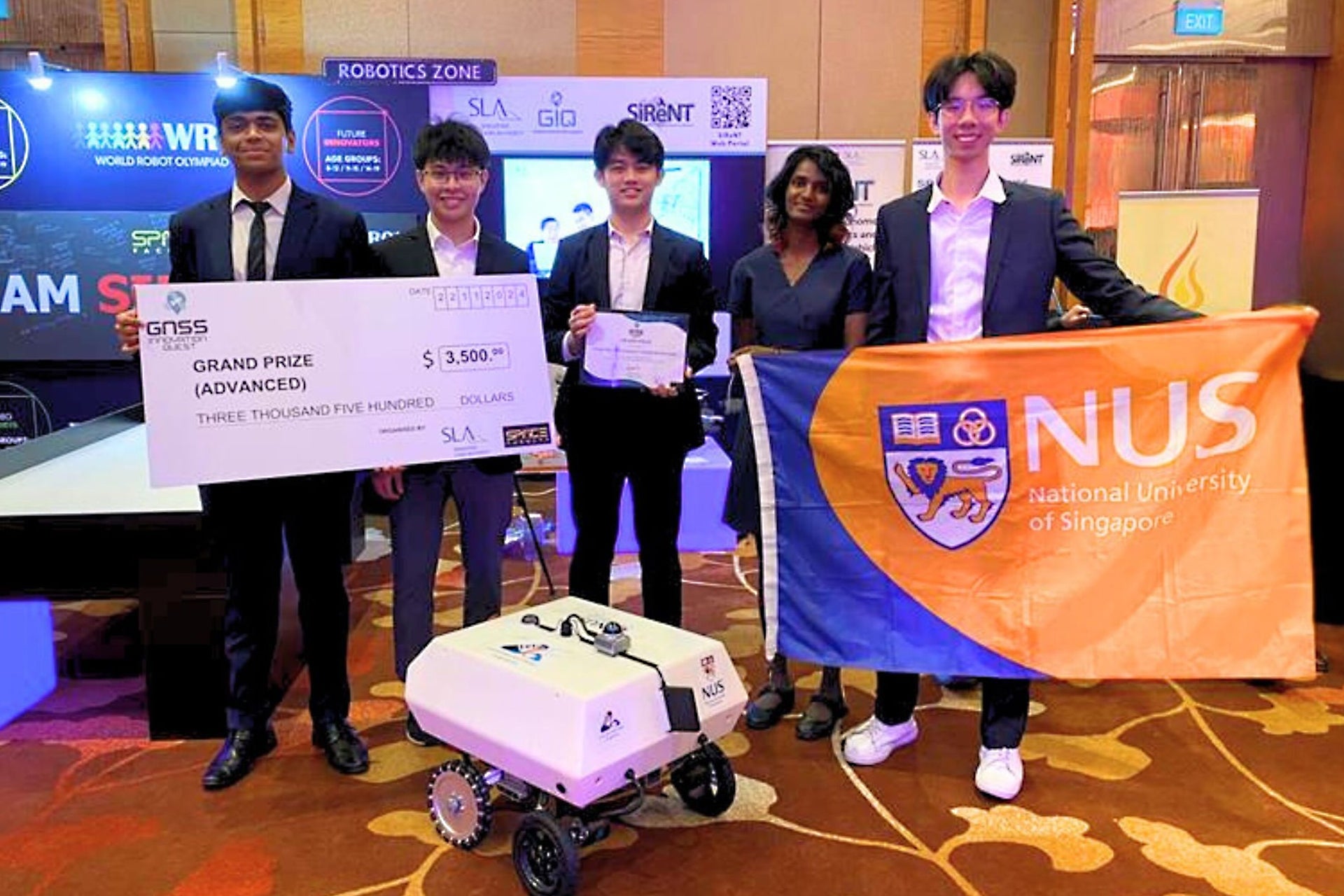 iDP-SAM Team SAM student team from left to right: Adesara Kunjan Harshit (Mechanical Engineering), Chu Wei Rong (Computer Science), Jason Jonathan Tejaputra (Mechanical Engineering), Devinaa Kumeresh (Engineering Science) and Nicholas Tan Yun Yu (Computer Engineering).