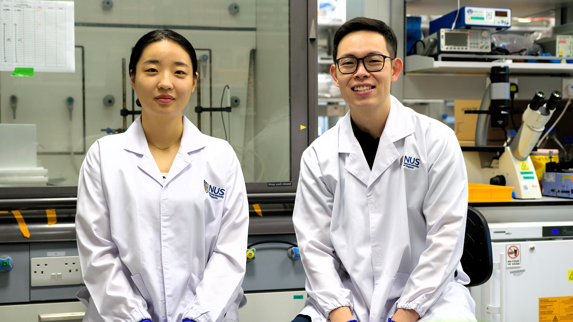 20250124dna-taggedgoldnanoparticlesandytay1-3 Asst Prof Andy Tay (right) and Ms Huang Xingyue (left) from NUS have developed a novel technique that tracks and optimises gold nanoparticles for precise drug delivery to tumours.