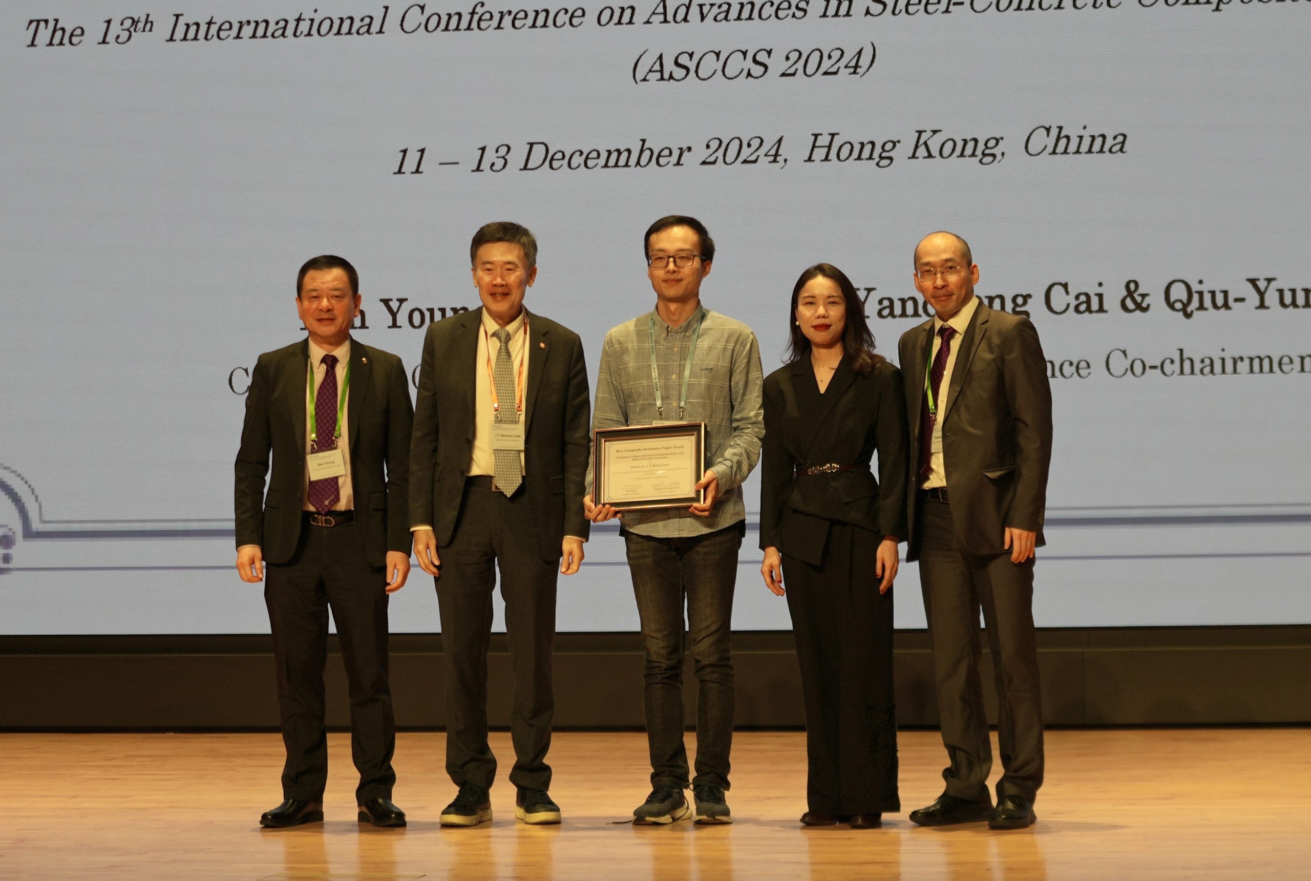 Professsor Richard Liew (second from left) and Dr Liu Haokun (third from left) accepting their award