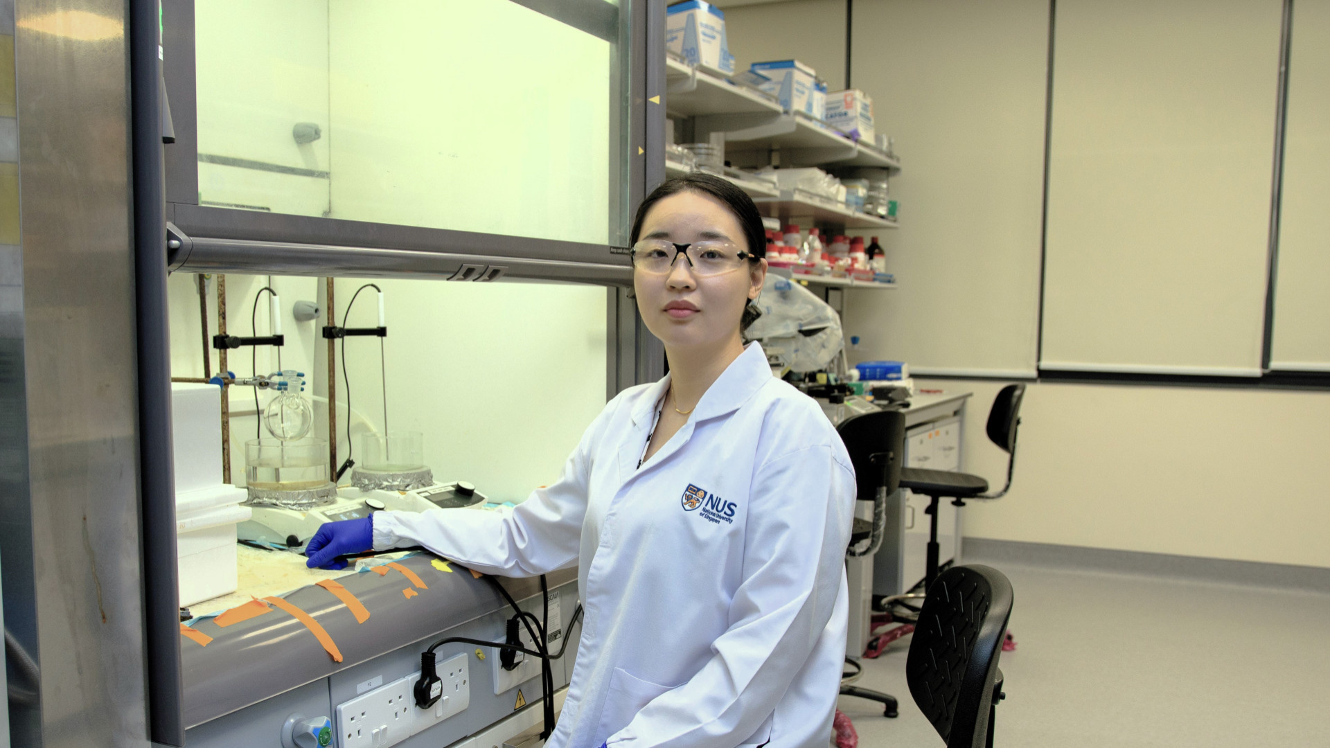 Huang Xingyue gold nanoparticles Doctoral student Ms Huang Xingyue is the first author of the research paper. The study demonstrates how gold nanoparticles of specific shapes, such as triangles, excel in delivering therapeutic nucleic acids and heating tumour cells during photothermal therapy.