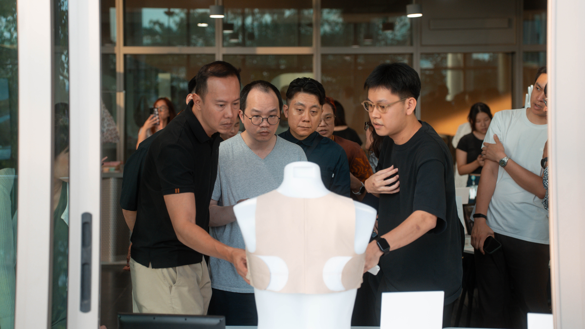 DID Bound to Bond exhibition E Ian Siew (right), design researcher at AM.NUS, presents his project Auxobrace to Crystal Group. E Ian was the National Winner of the James Dyson Award for Auxobrace in 2023.