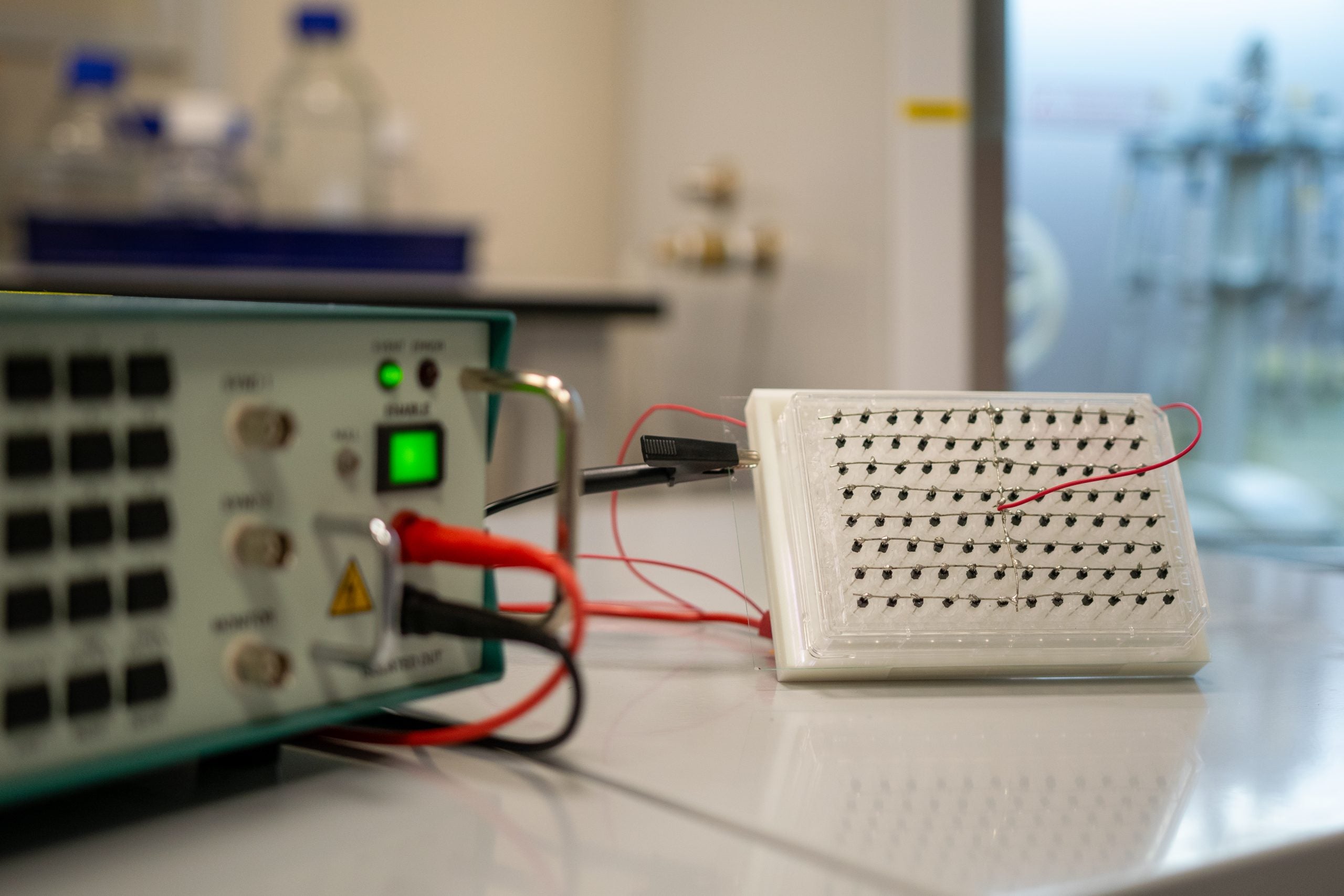 Developed by NUS researchers, the NExT platform works by interfacing cells with a dense forest of nanostraws. When a mild electrical signal is applied, the nanostraws open temporary pores in the cell membrane, allowing biomolecules such as mRNA or CRISPR/Cas9 complexes to enter the cell cytoplasm directly.