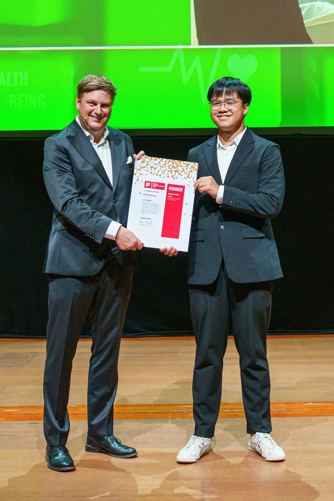 Mr Uwe Cremering, CEO of iF DESIGN, with Luke Goh at the award presentation