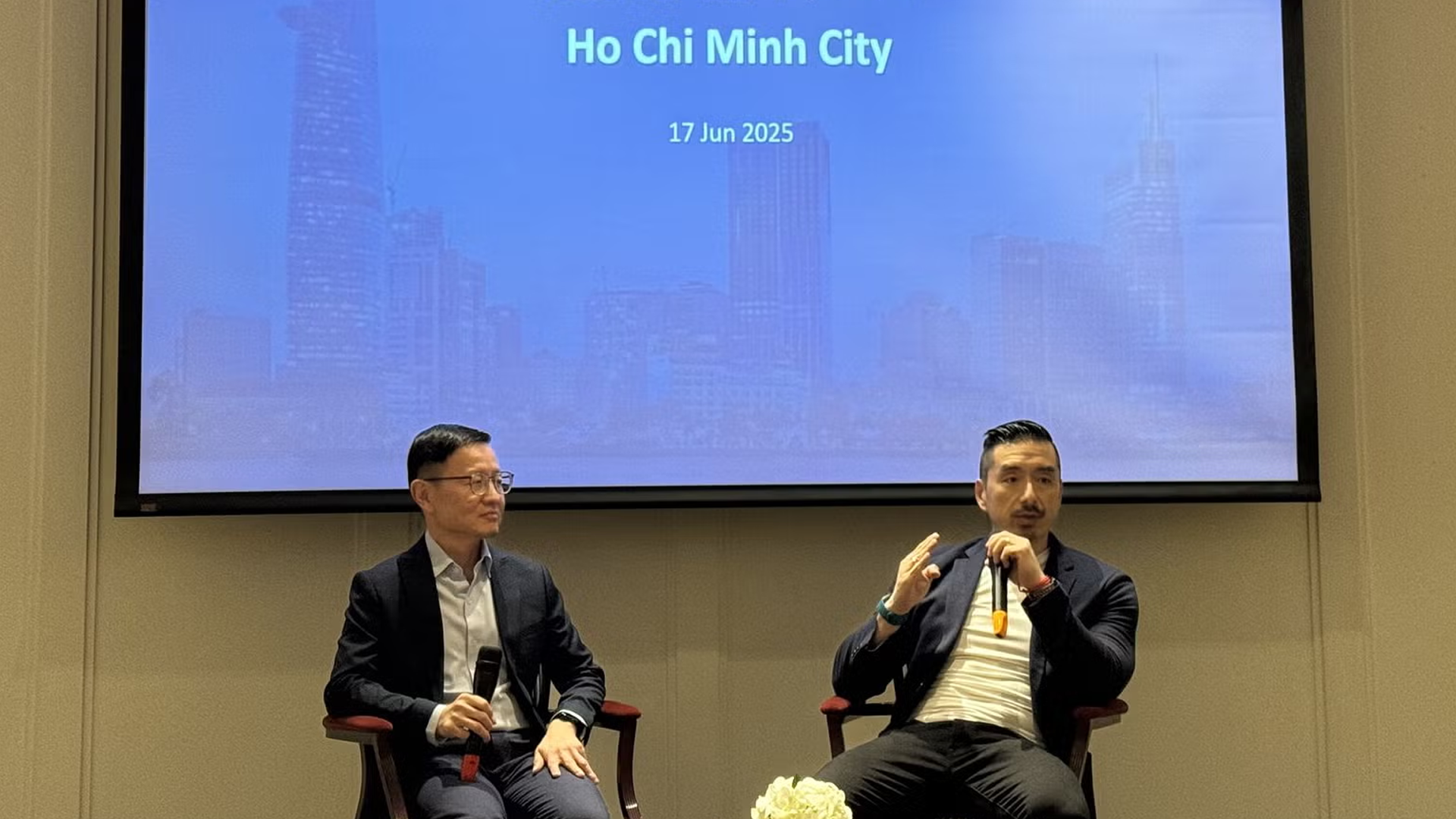 prof-dean-ho-prof-lim-chwee-teck-01 Alumni sharing Ho Chi Minh June 2025