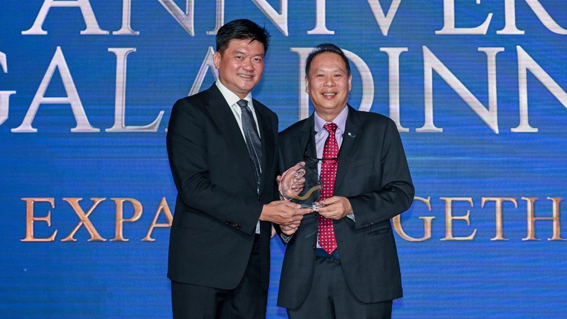 Von-Lee-Yong-Miang-Bursary-02 Prof Teo presents Mr Lee with a token of appreciation.