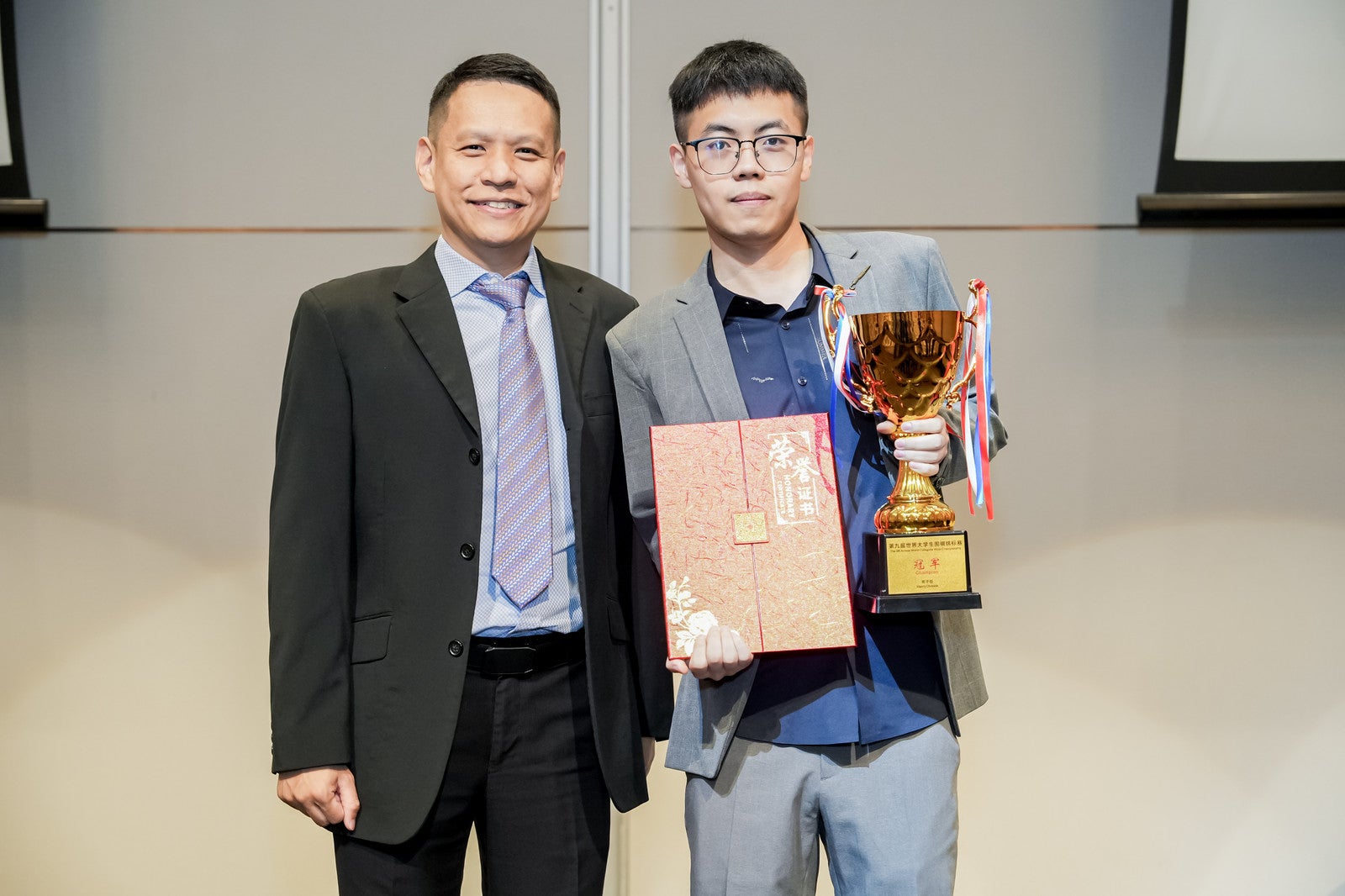 3 Jingxiang receiving the award from Associate Professor Ho Han Kiat (Dean of Students, Office of Student Affairs)