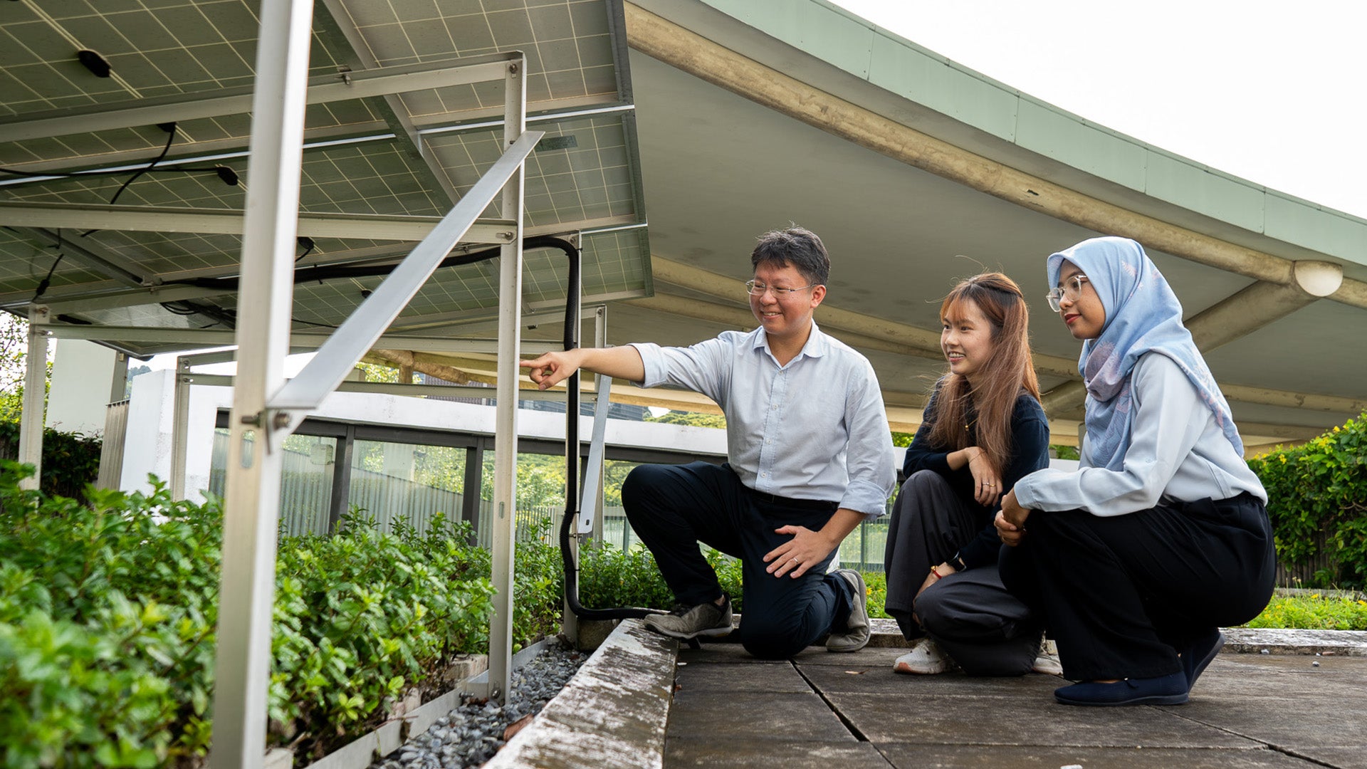Assoc Prof Stephen Tay (left) with his research team his team Joyce Lim (centre) and Faizatuzzahrah Rahmaniah (right).