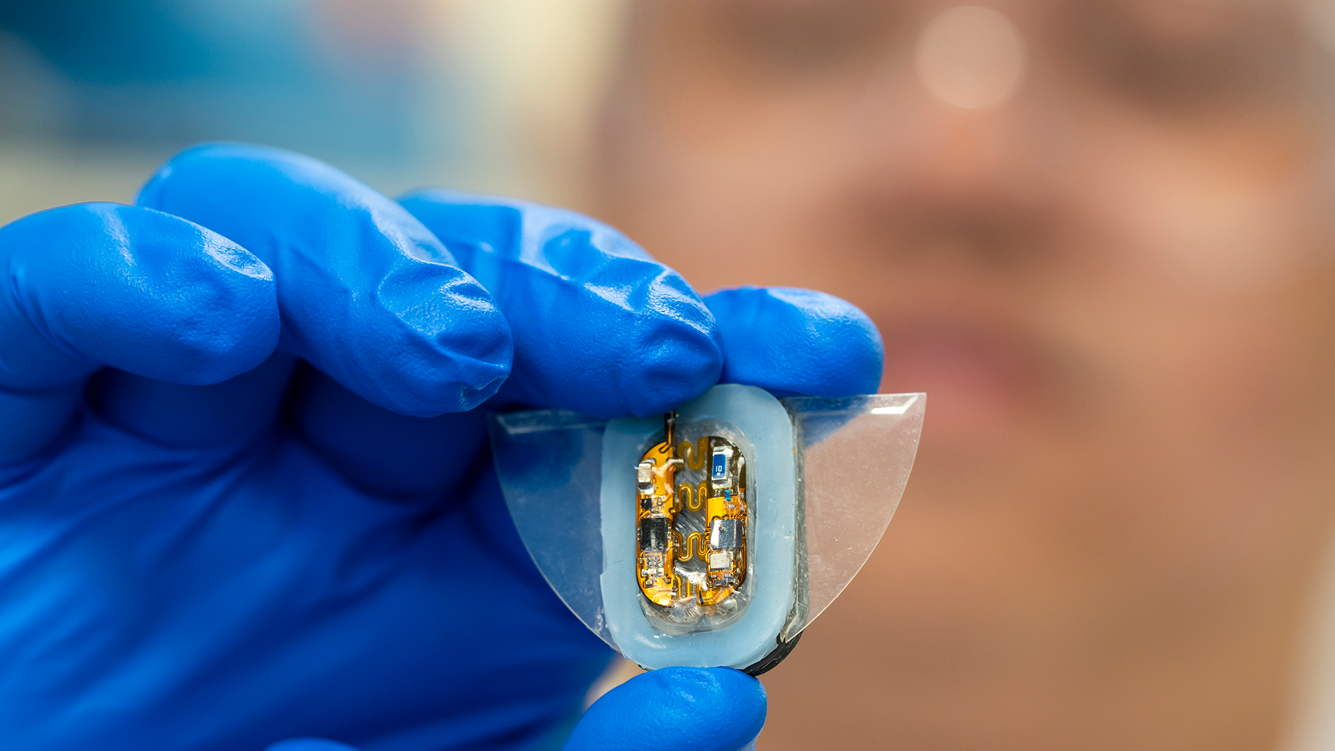 The magnetically actuated manta ray robot is equipped with flexible batteries, soft magnetic elastomer actuators and a lightweight hybrid circuit for sensing and wireless communication.