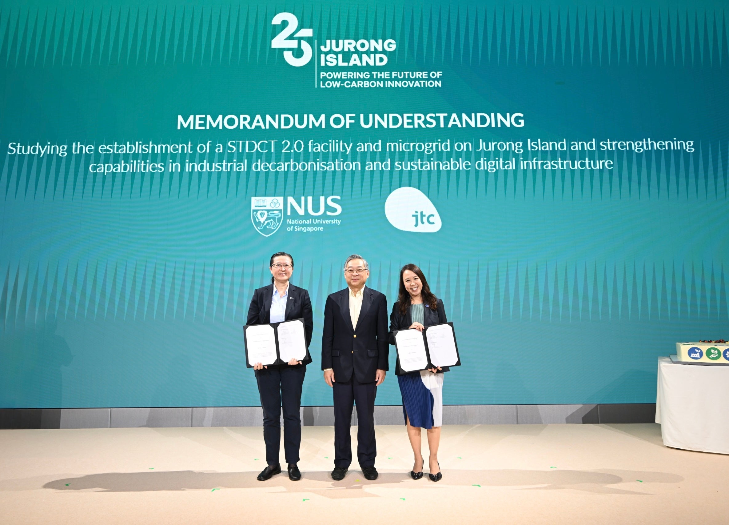 The MoU was signed on behalf of NUS by Prof Liu Bin, Deputy President (Research and Technology) (left of photo)