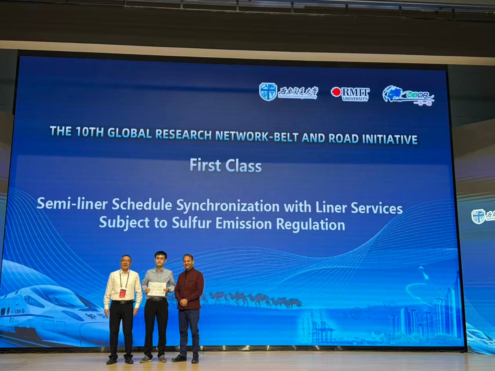 Lee Sangjeong receiving the award from Professor Prem Prem Chhetri (on the right), from the Royal Melbourne Institute of Technology (RMIT), Australia, and Professor Gang Wu (on the left), Chairman of the conference from Southwest Jiaotong University, China
