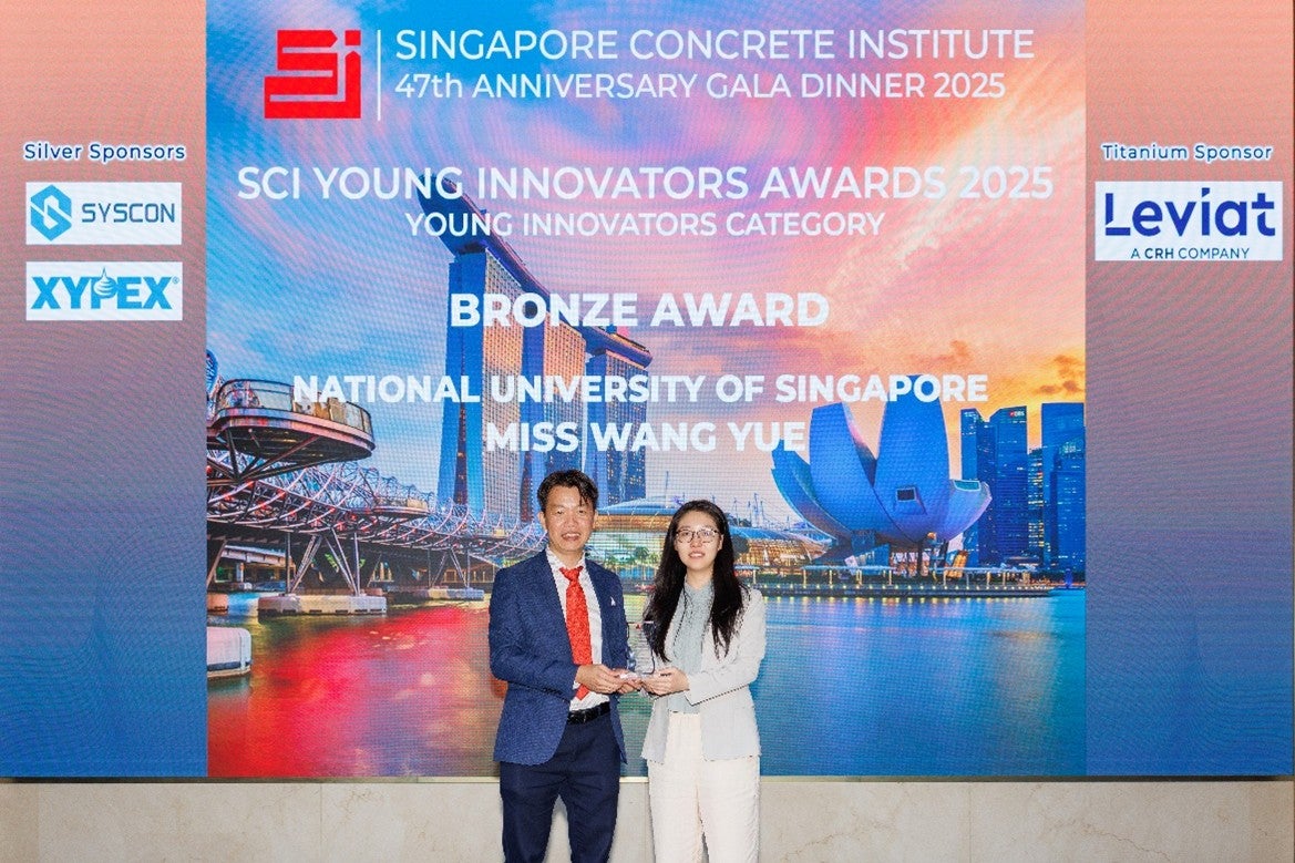 Team lead Wang Yue received the award at SCI 47th Anniversary Gala Dinner