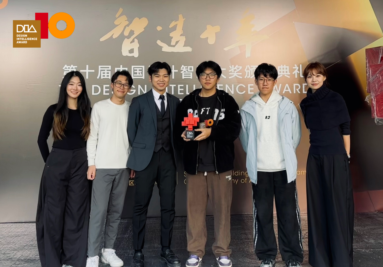 From left to right: Hailey Yang Yixuan, Vilmos Soh, Ong Yong Qing, Gao Yuxuan, Qian Kaihang and Meng Liwen at the award ceremony
