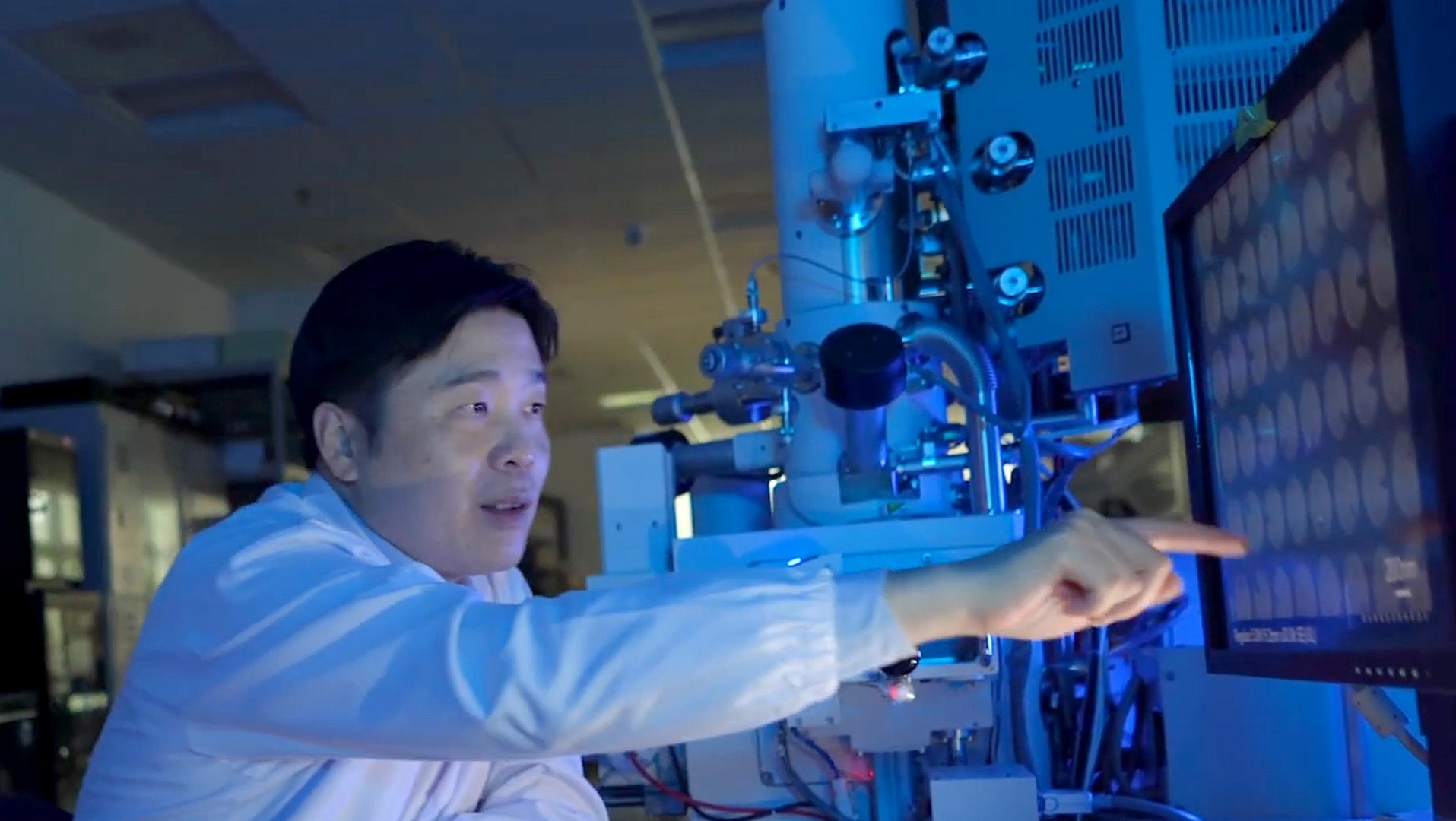 Professor Cheng-Wei Qiu at work