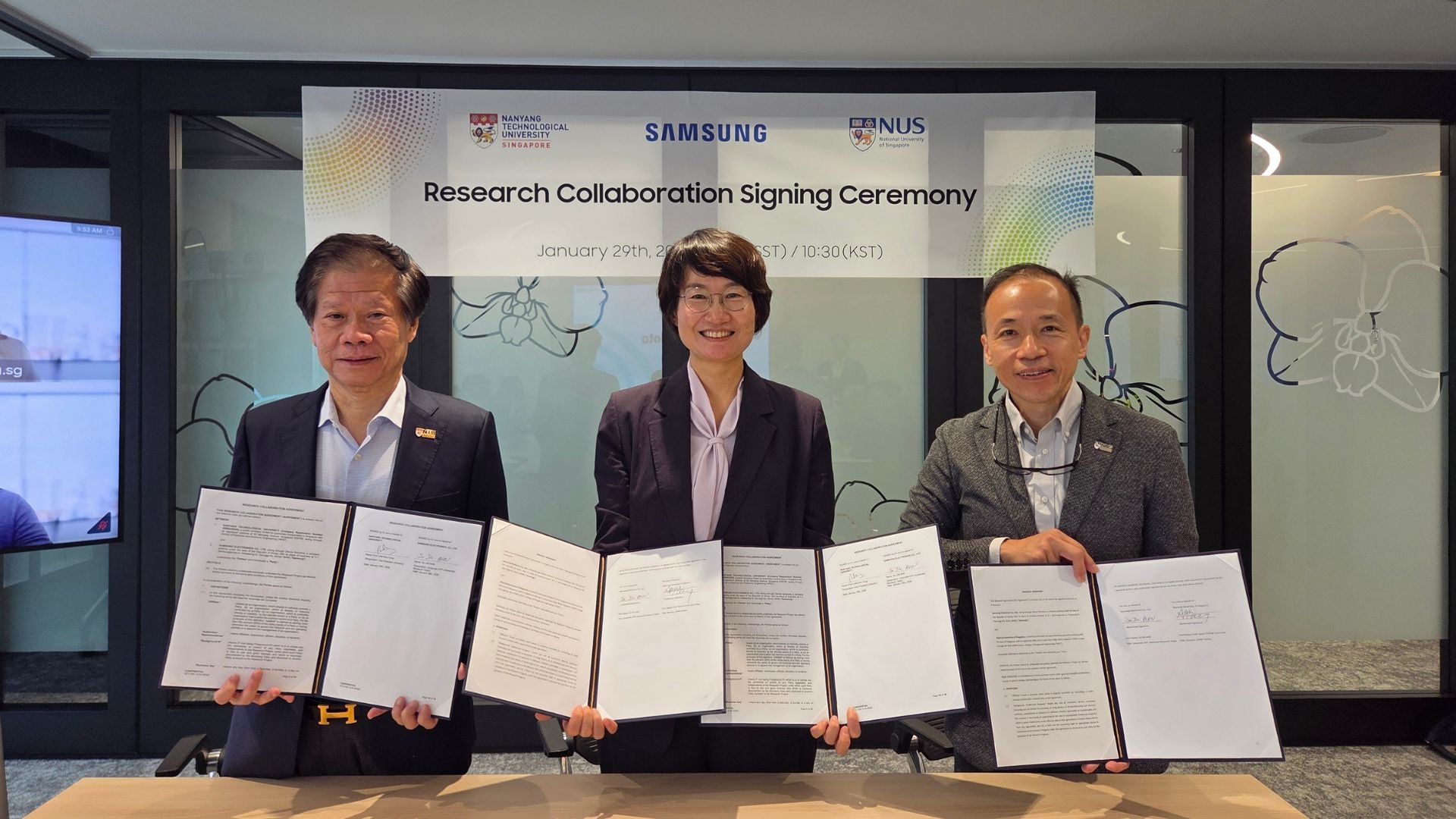 From left to right: Prof Lam Khin Yong, Vice President (Industry) at NTU, Dr Ahn Sujin, Executive Vice President at Samsung Electronics and Prof Aaron Thean, Provost at NUS and Director of SHINE Centre at CDE, NUS.