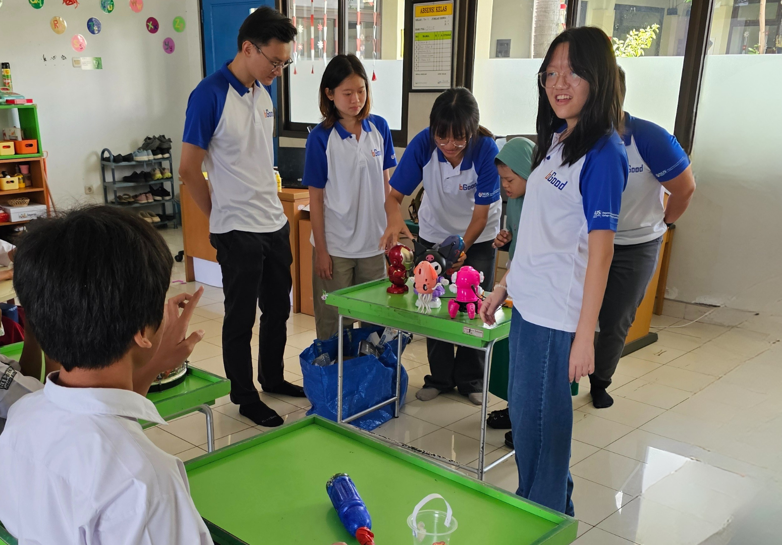 nus-cde-bgood-YPAC-with-students-biomedical-engineering-playing-games
