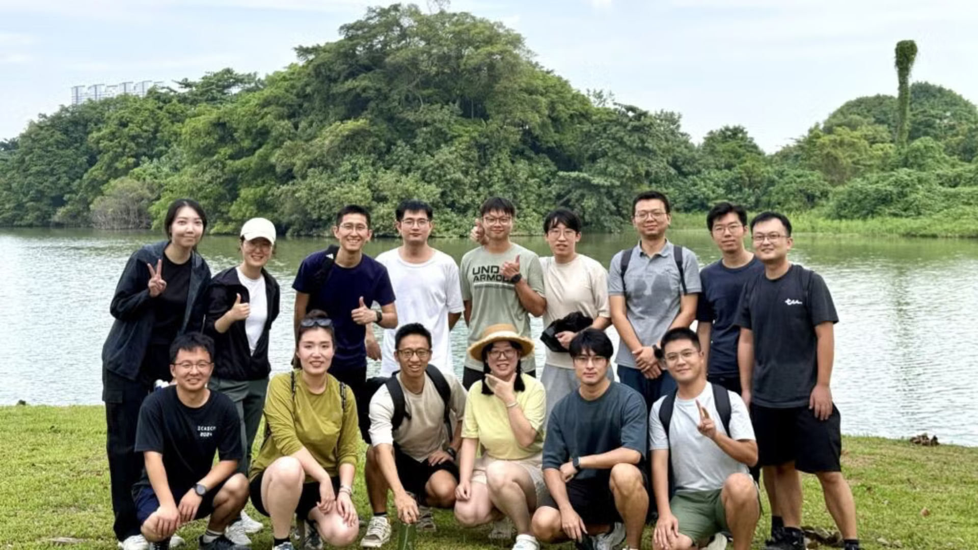 Associate Professor Geng Guoqing (2nd row, 3rd from left), Dr Zhang Zhe (2nd row, 2nd from right)