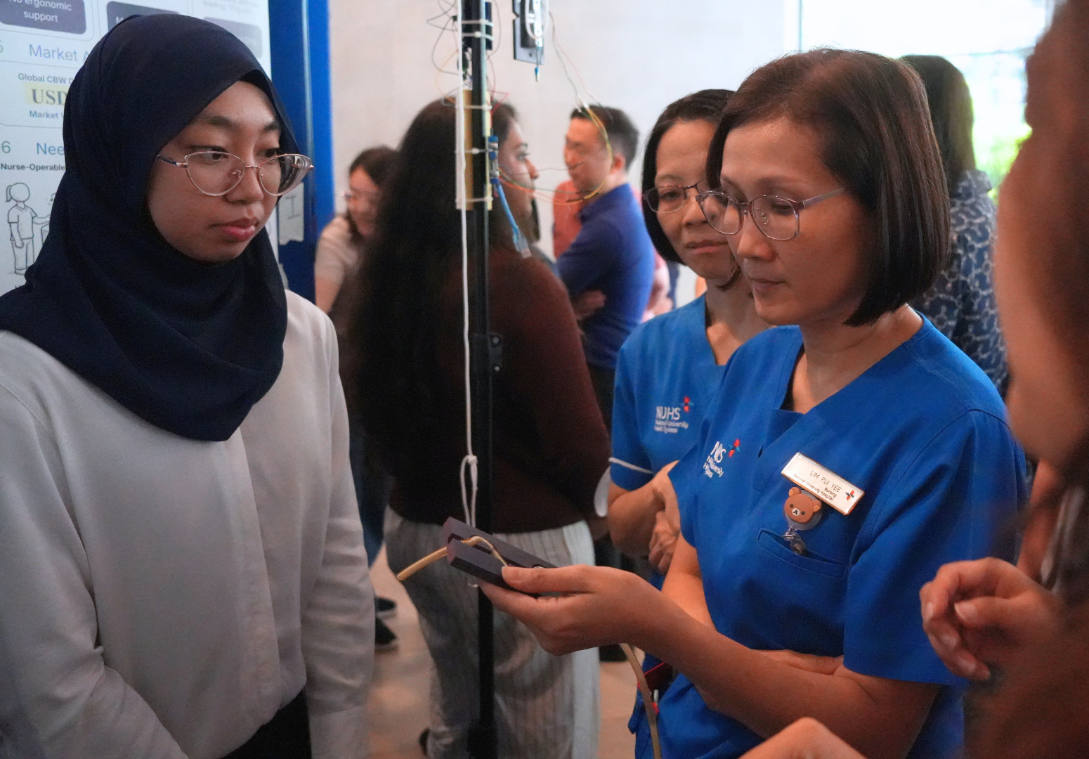 nus-cde-bme-nuh-student-presenting-to-clinicians