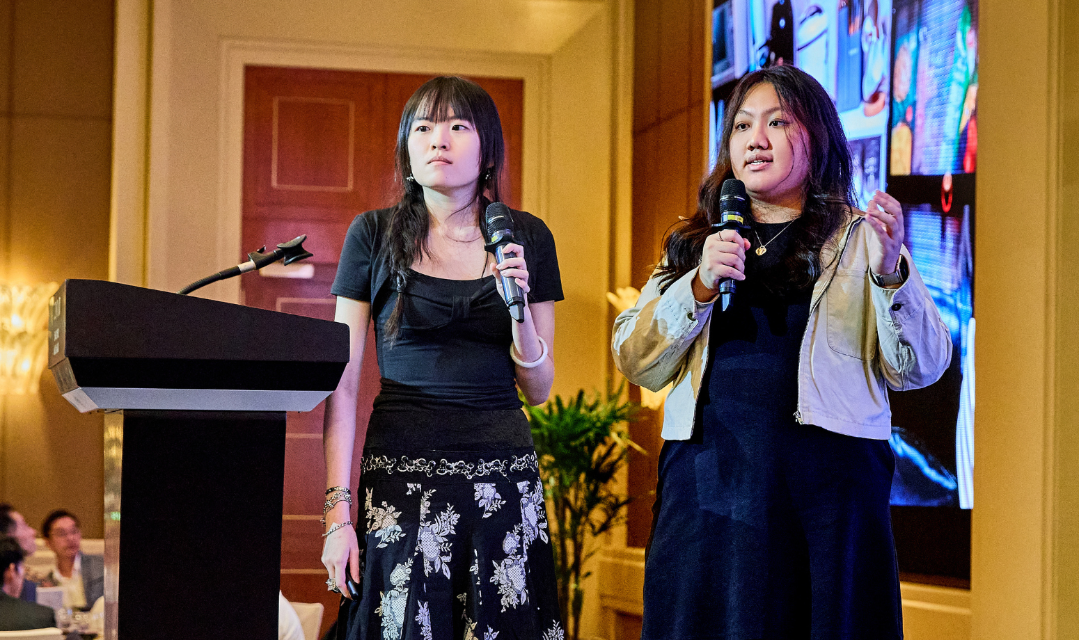 nus-cde-architecture-students-presenting-at-dinner