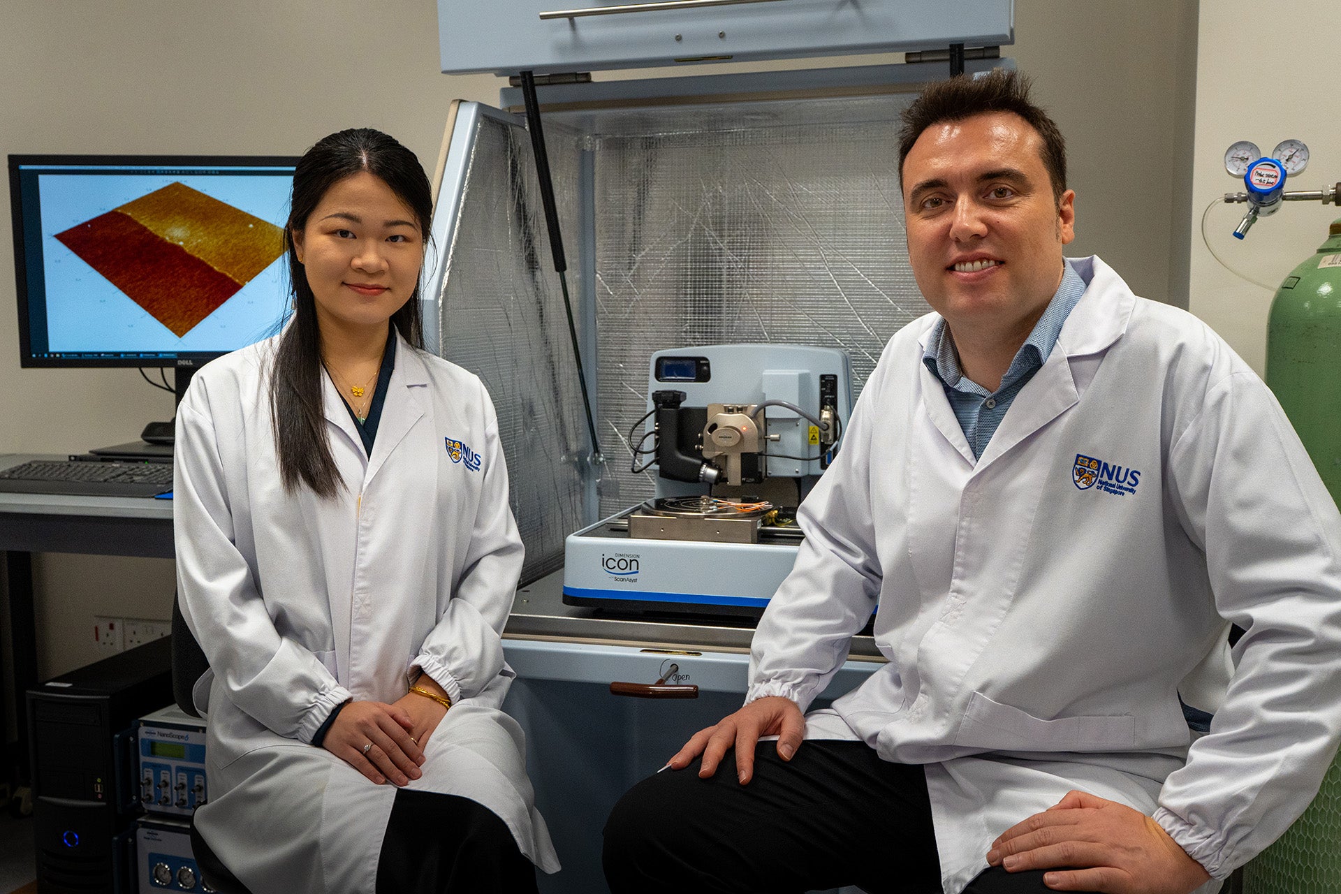 Prof Mario Lanza with first author of the research, Dr Yue Yuan.