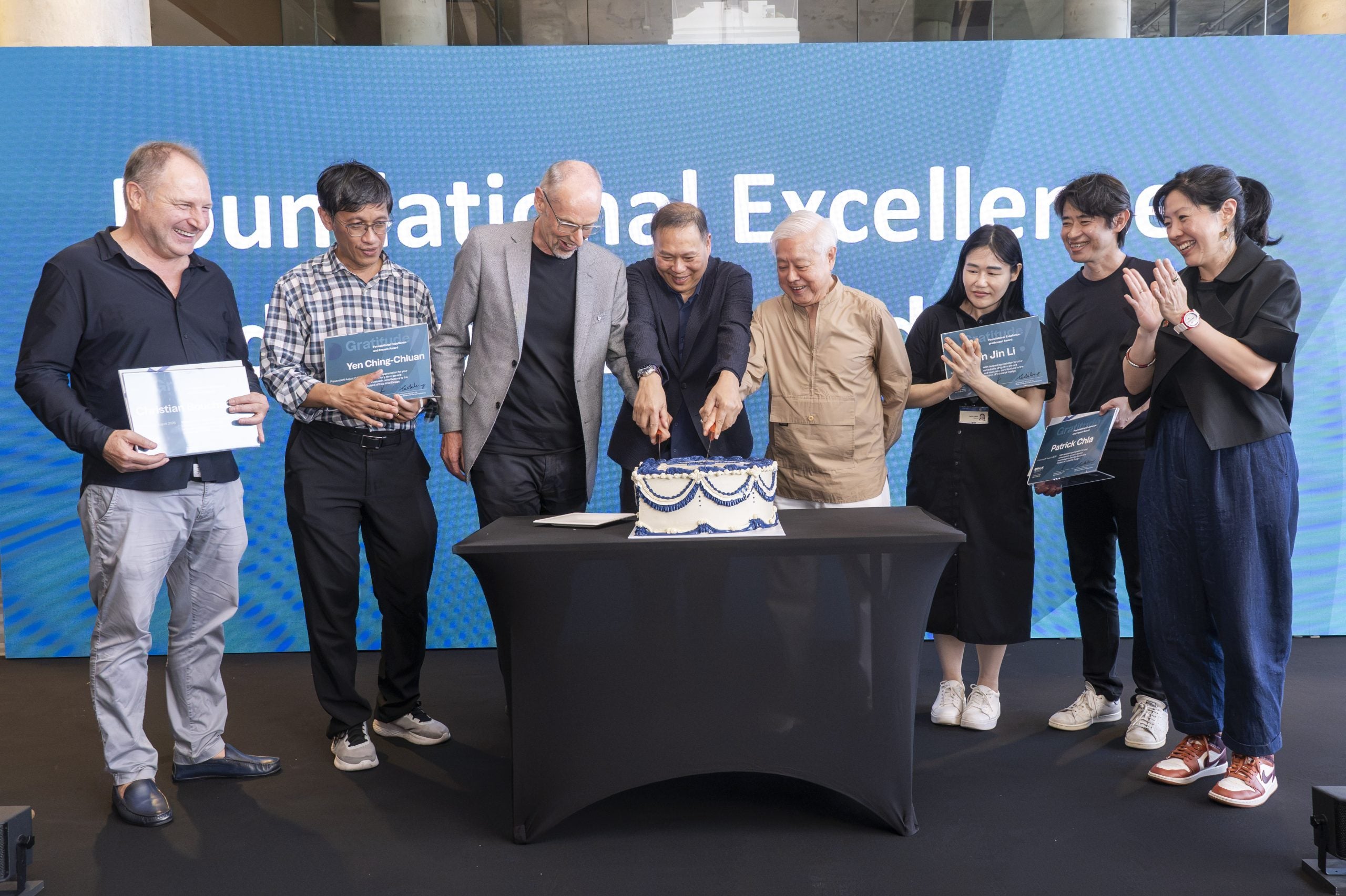 From left to right: Assoc Prof Christian Boucharenc, Assoc Prof Yen Ching-Chiuan, Prof Cees de Bont, Prof Teo Kie Leong, Prof Teh Kem Jin, Ms Chin Jin Li Winne, Assoc Prof Patrick Chia and Ms Dawn Lim (Design Singapore Council) at the cake-cutting ceremony. 