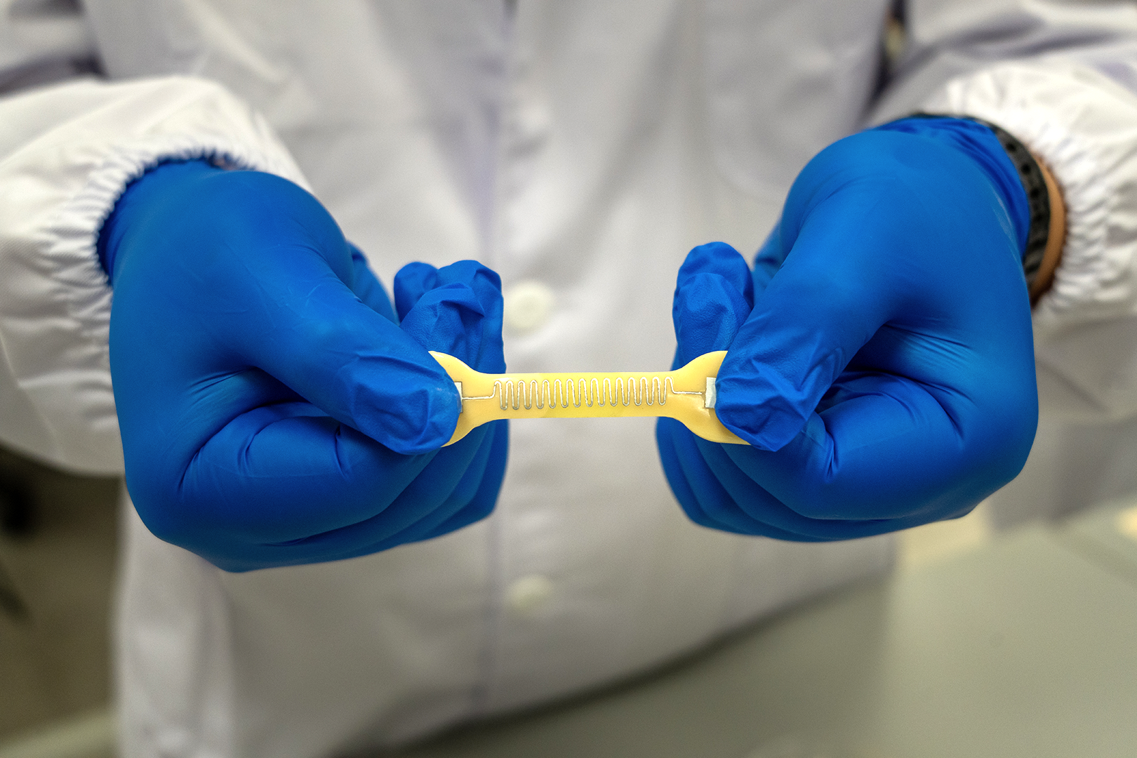 The substrate can adhere firmly to commonly used serpentine metal circuits without additional adhesives or polymeric fixing layers. It withstands stretching without delamination or detachment.