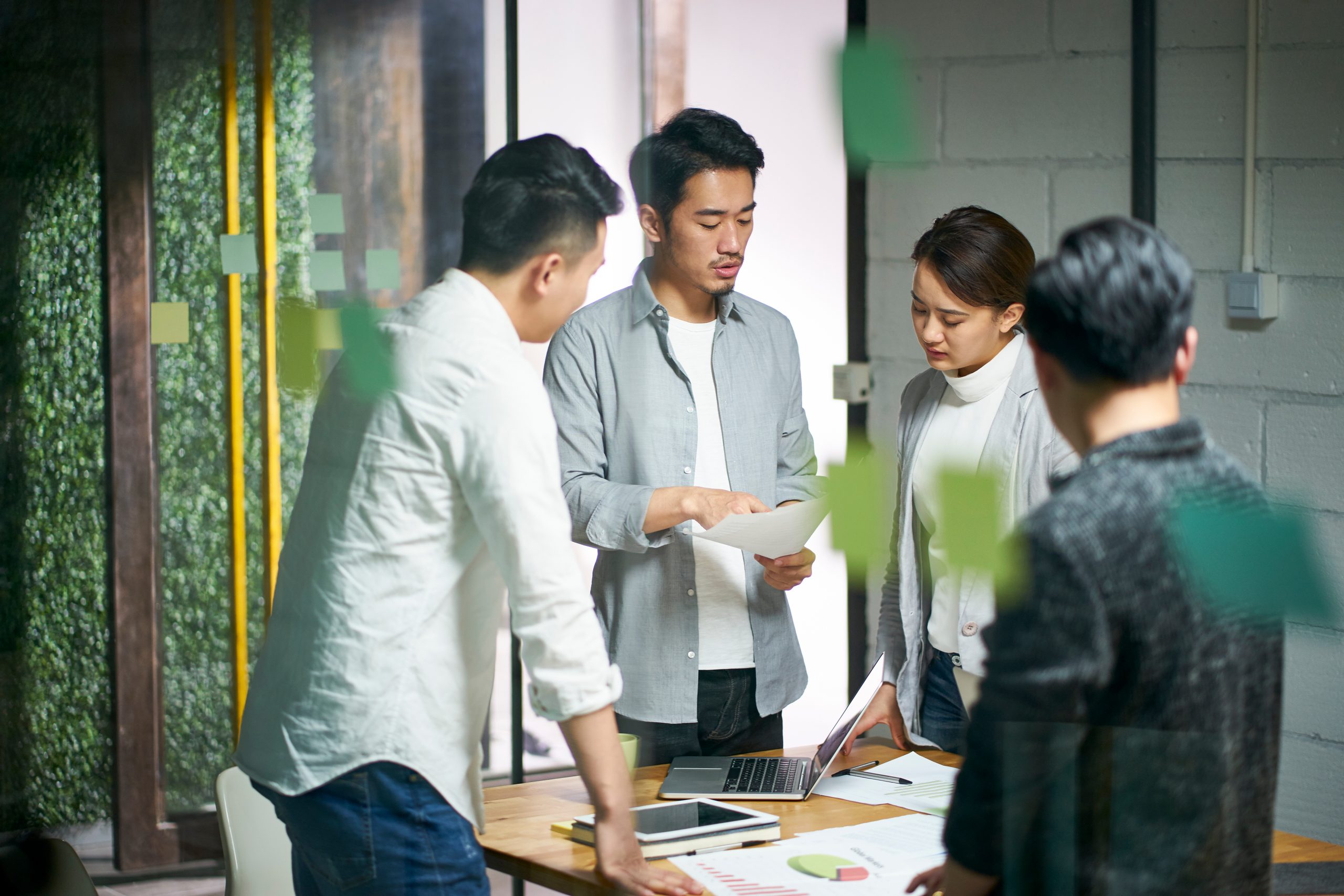 Young,asian,entrepreneurs,of,small,company,discussing,business,plan,in