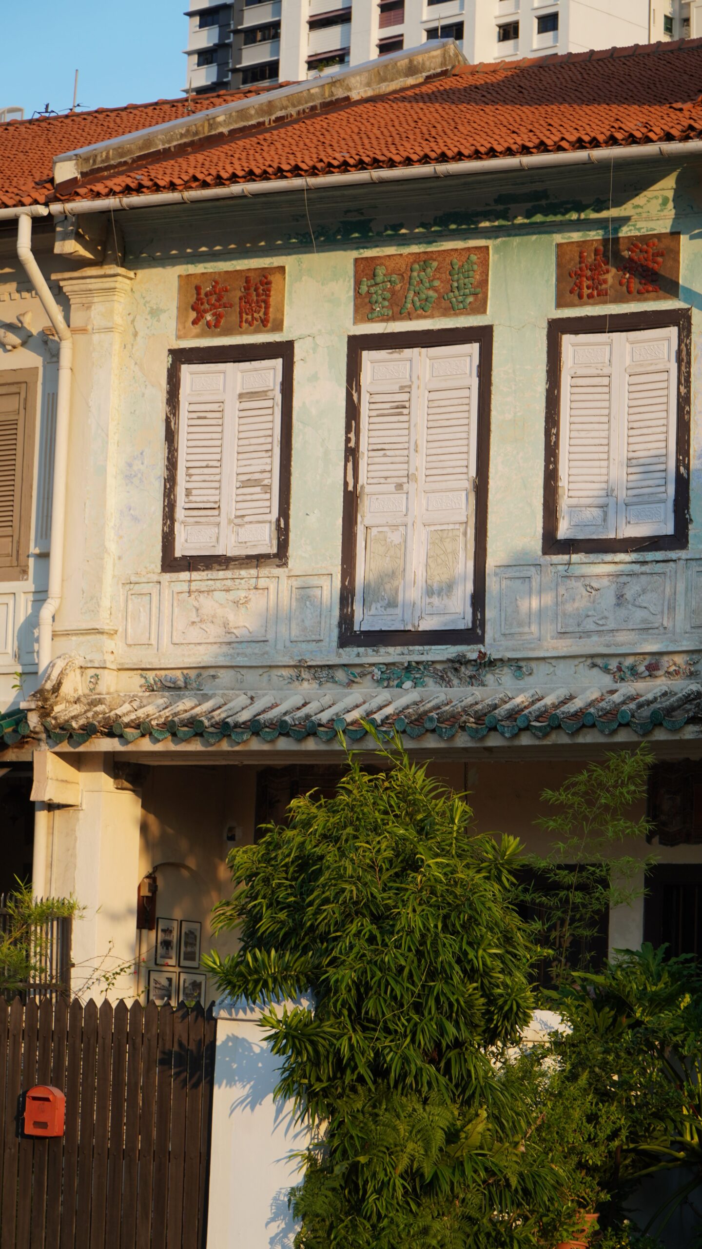 The exterior looks rundown. Photo: Chloe Henville.