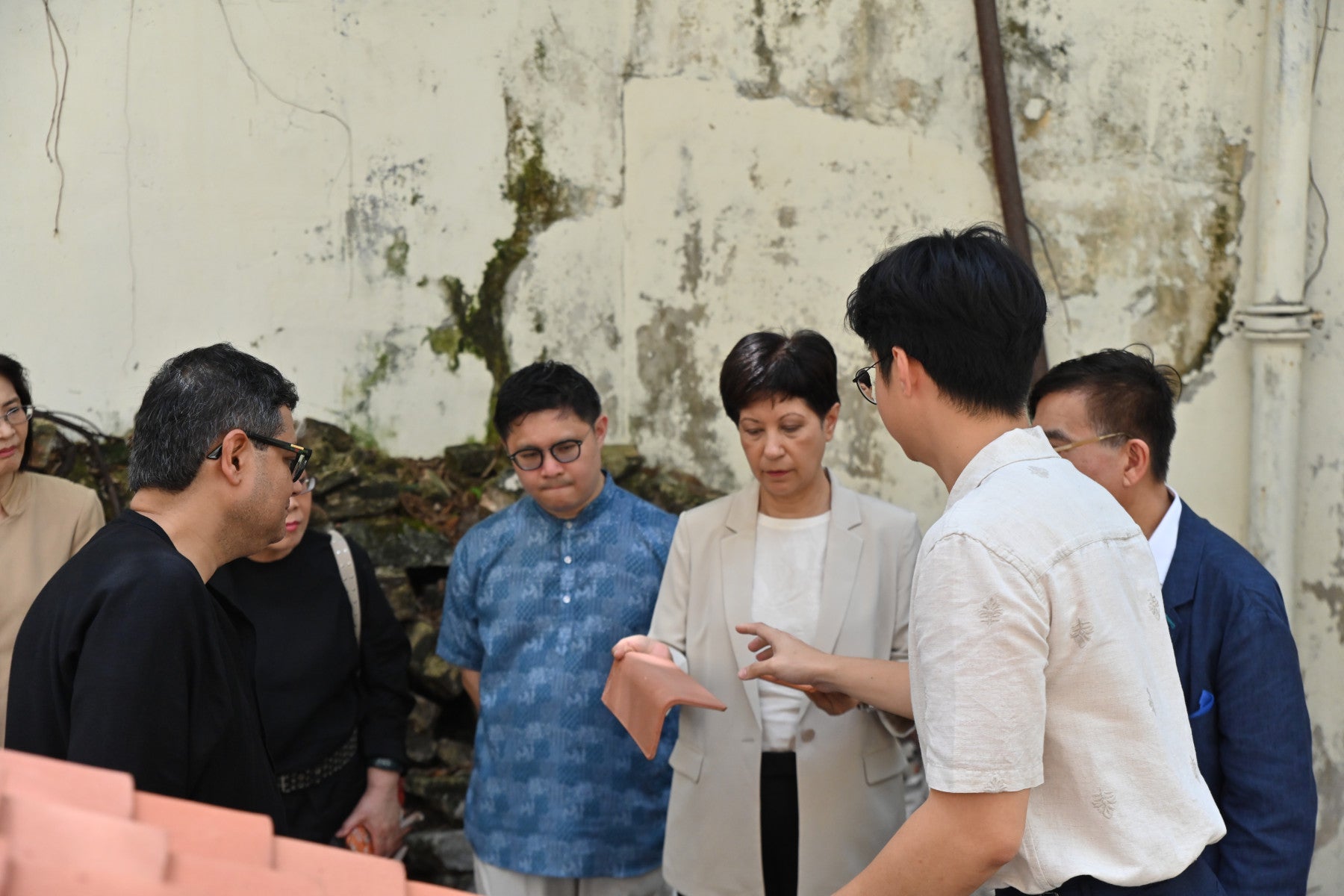 A key innovation of the conservation project is the use of roof tiles developed in collaboration with partners in Japan. These newly developed tiles are designed to enhance passive cooling and improve occupant comfort in tropical conditions.