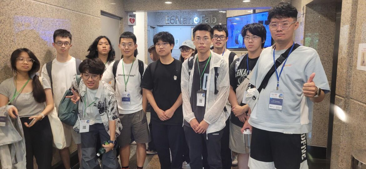 Group Photo in front of Level 1 Lab 1000024718