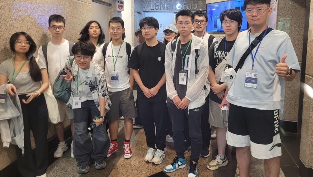 Group Photo in front of Level 1 Lab 1000024718-2