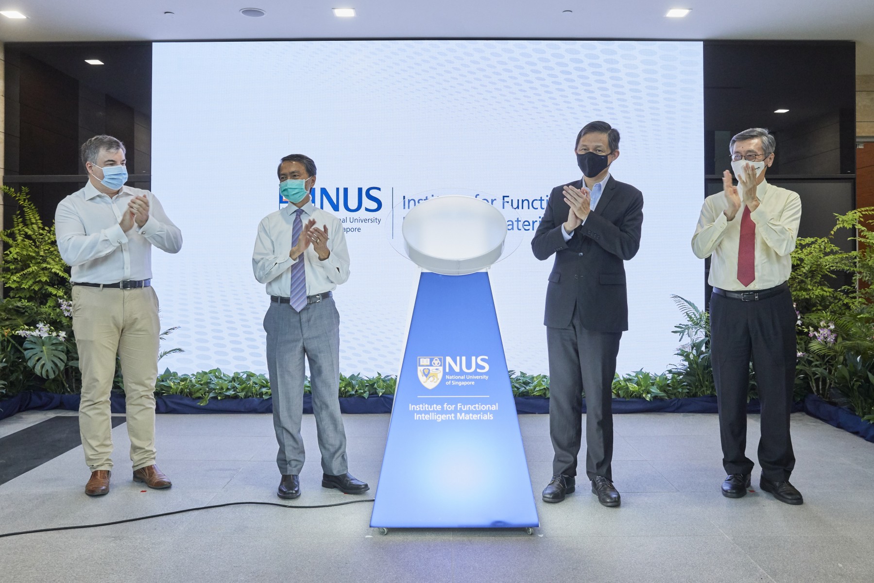 Education Minister Mr Chan Chun Sing (third from left) launched the NUS Institute for Functional Intelligent Materials (I-FIM), accompanied by (left to right) Prof Sir Konstantin Novoselov, I-FIM Director; Mr Hsieh Fu Hua, Chairman of NUS Board of Trustees; and Prof Tan Eng Chye, NUS President.