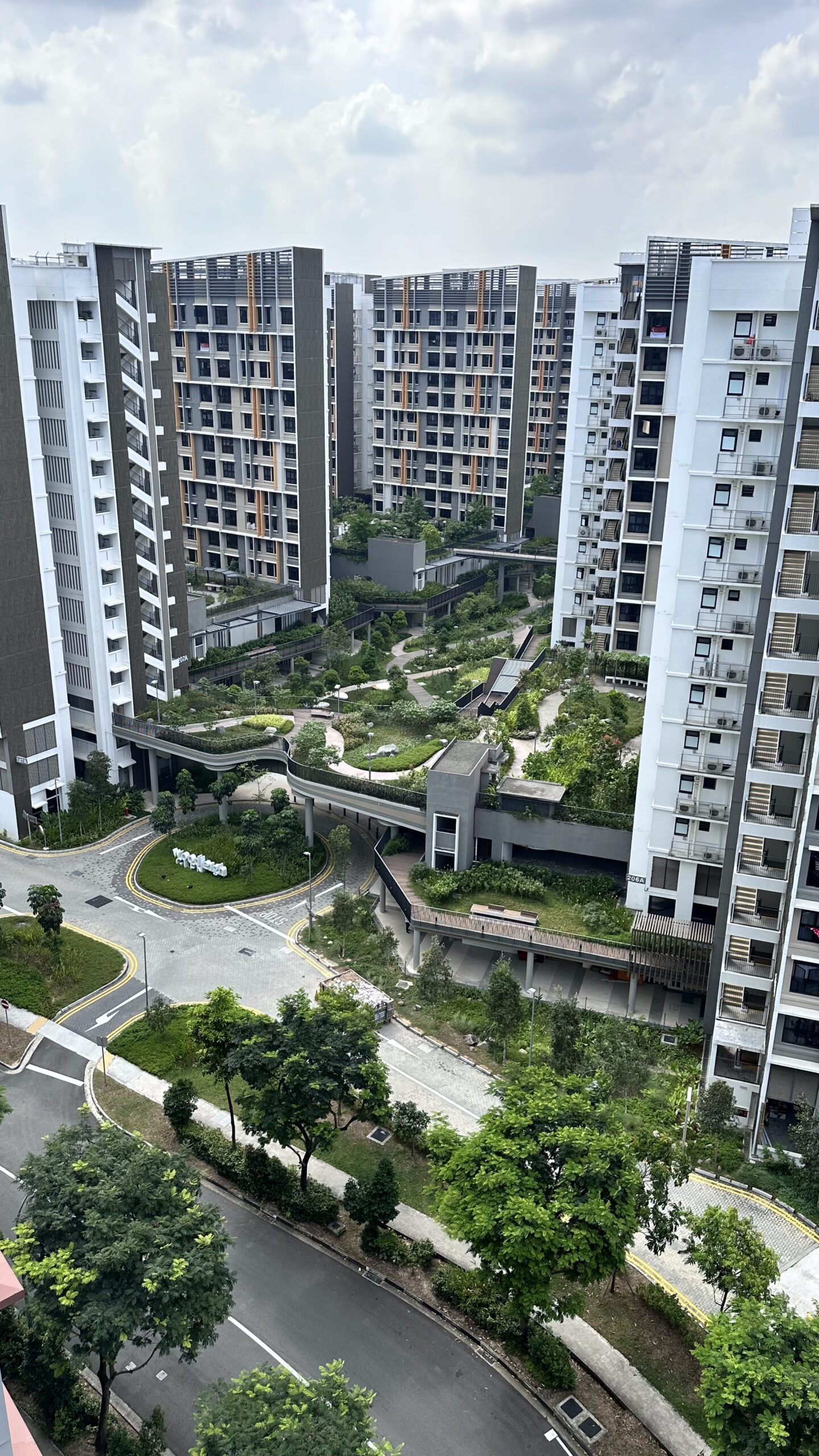 Landscaped deck at Woodleigh Glen. Image Credit: Fong Chun Wah