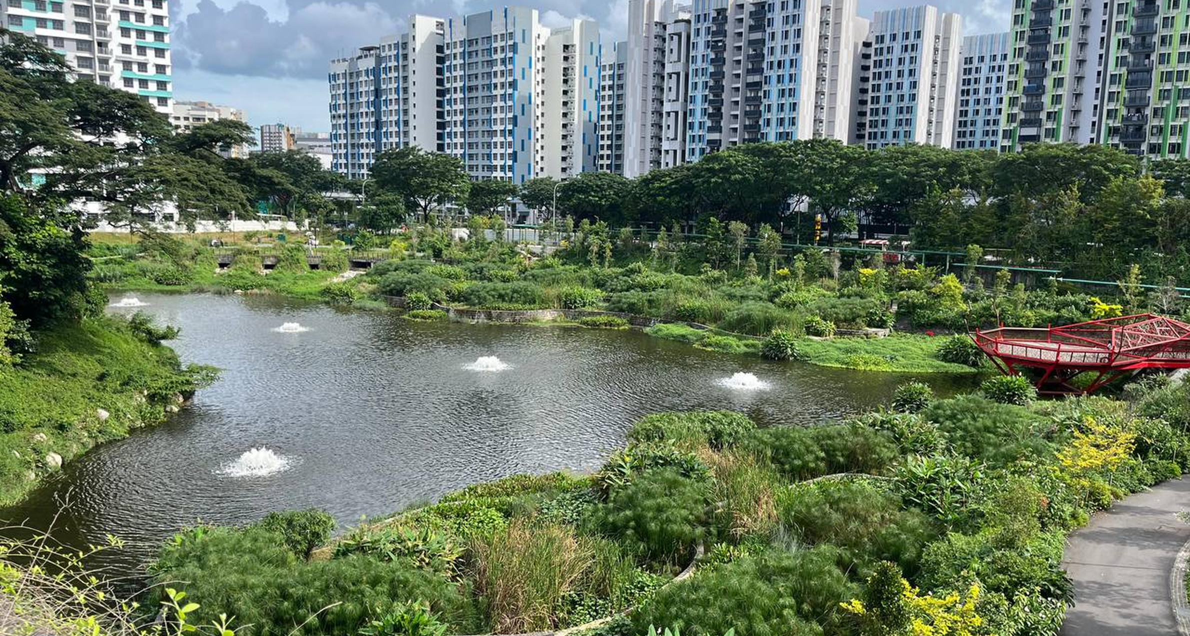 6136475605978432136 (1) Alkaff Lake is a stormwater retention pond that follows the principles of Active, Beautiful, Clean (ABC) Waters that Professor Wong helped to pioneer. Nestled within the landscaped Bidadari Park, it offers to residents a enhanced living environment for their enjoyment. At the same time, it serves to retain and slow down the impact of storm water during heavy rainfall. Image Credit: NUS Cities / Joshua Ong
