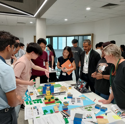 Frame 10 (1) Students present their ongoing work to built environment experts. The experts then give feedback to help them refine their proposals. Image Credit: NUS Cities / TK Bean