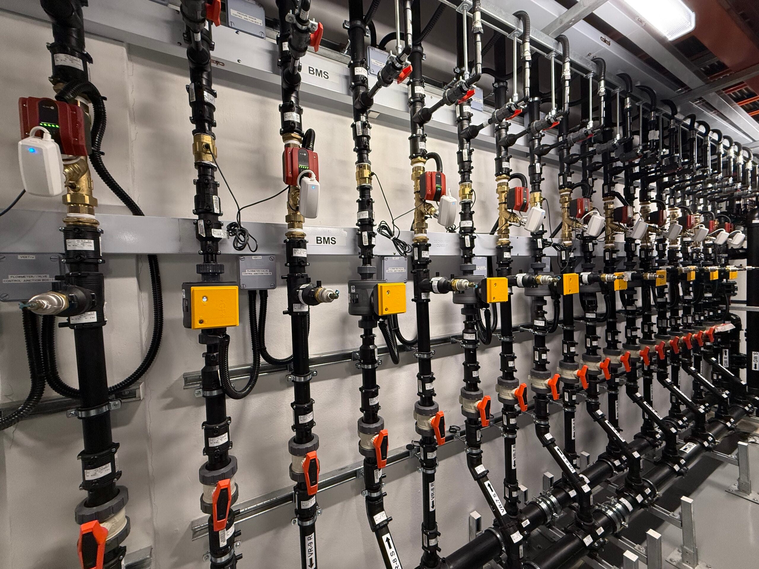 Manifold wall for smart monitoring and control of operating parameters for better energy efficiency