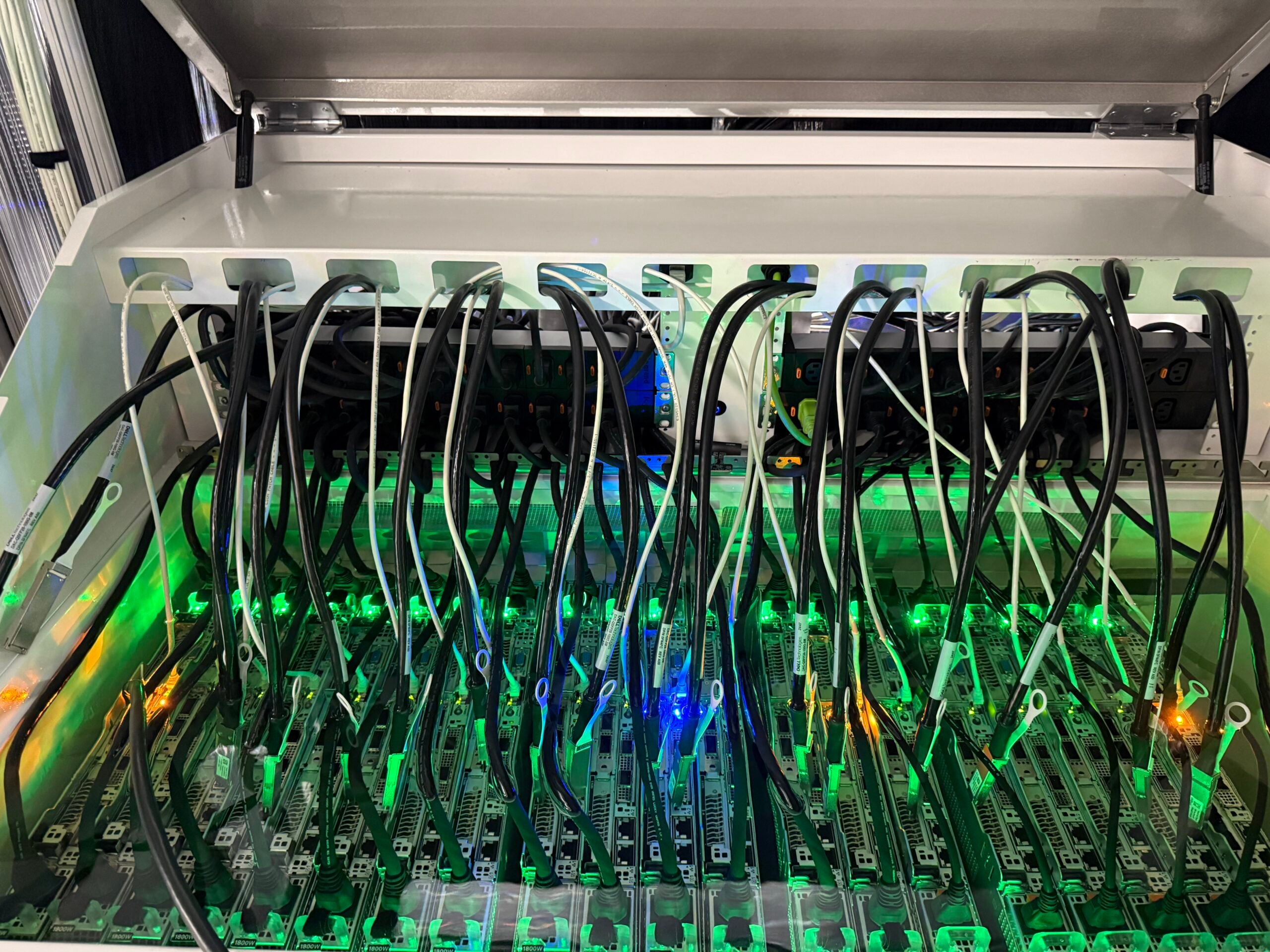 Servers placed in Immersion cooling tank (Single-phase)